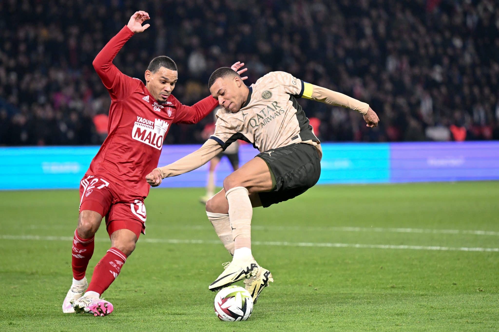 Sensa&ccedil;&atilde;o da Ligue 1, Brest freia Mbapp&eacute; e busca empate diante do l&iacute;der PSG com um gola&ccedil;o de cinema