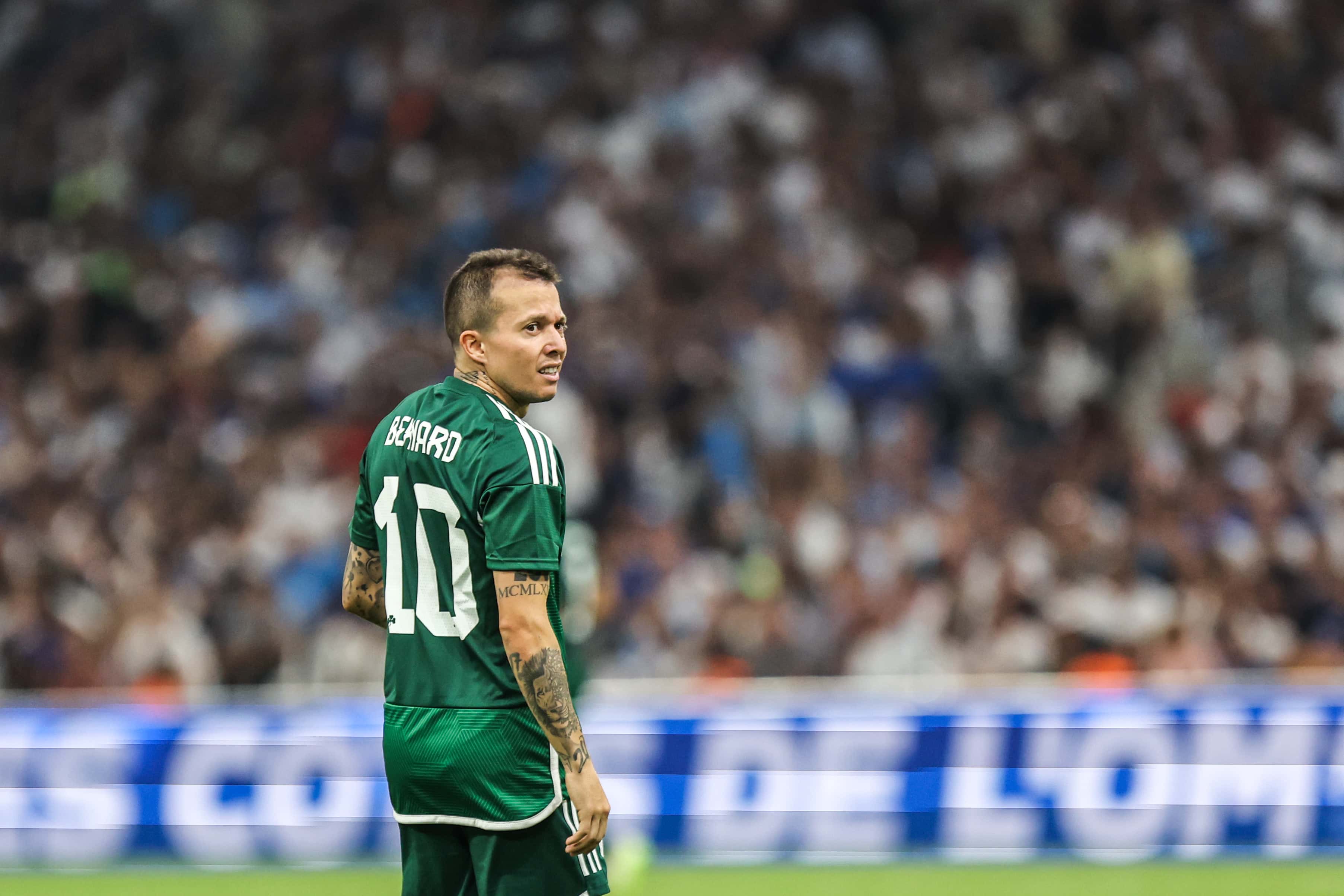 Bernard j&aacute; pode assinar pr&eacute;-contrato e Atl&eacute;tico-MG o mant&eacute;m no radar, mas sem negocia&ccedil;&atilde;o no momento