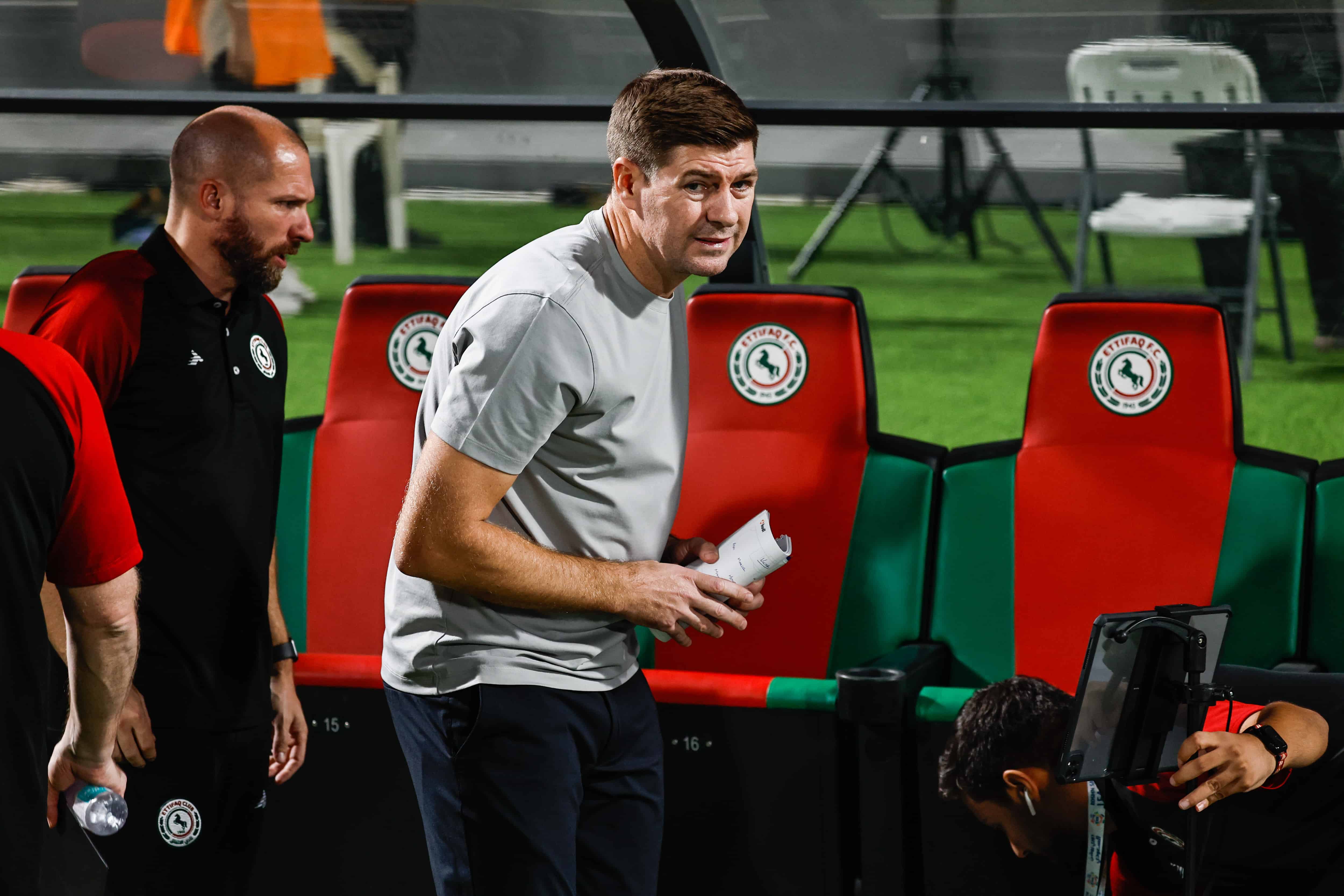 Steven Gerrard est&aacute; na corda bamba do Al-Ettifaq, mas sobrevive &agrave; r&iacute;gida Ar&aacute;bia Saudita por sua hist&oacute;ria