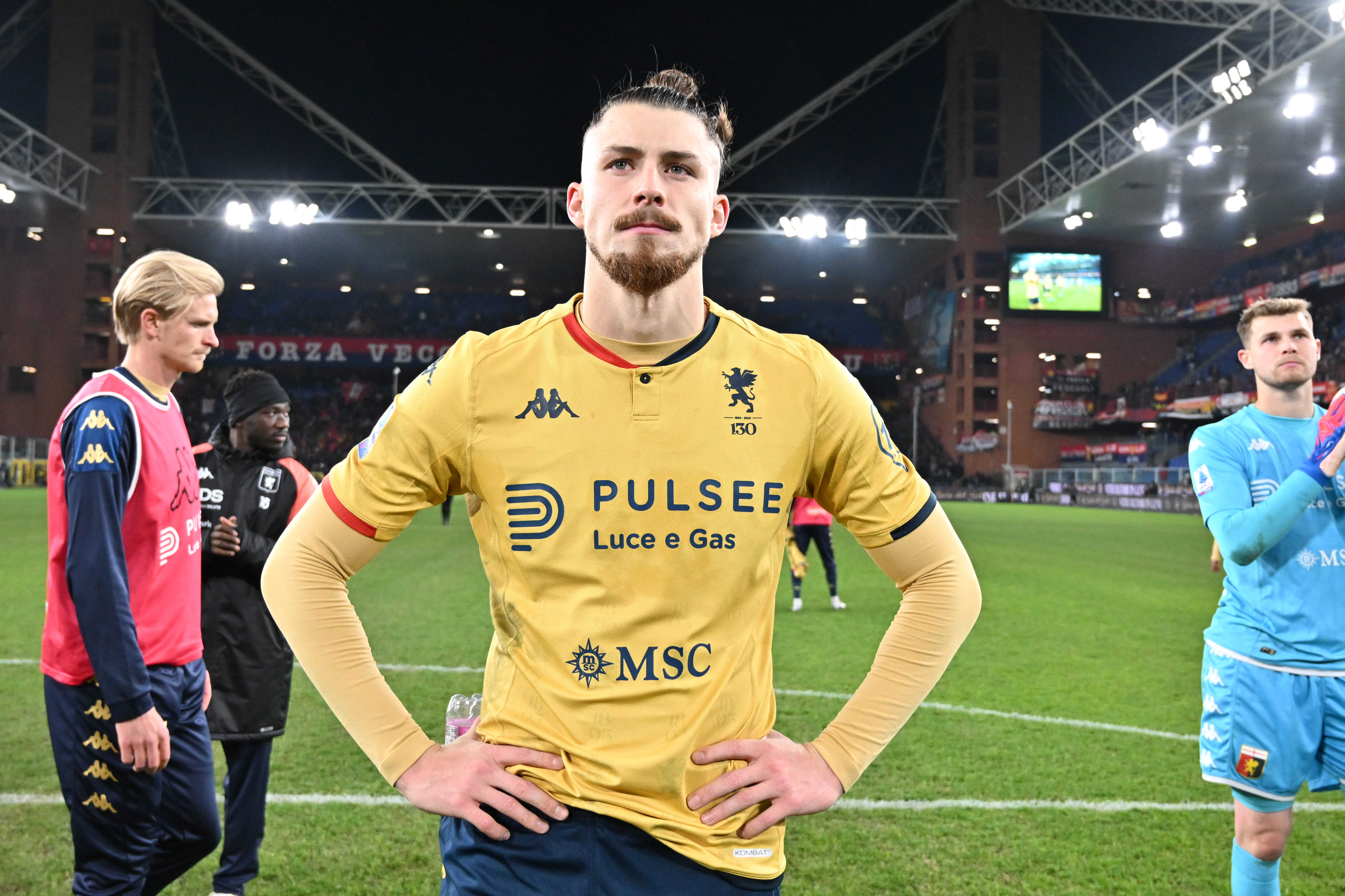 Tottenham negocia contrata&ccedil;&atilde;o de Dragusin com Genoa para driblar problemas na zaga de Postecoglou