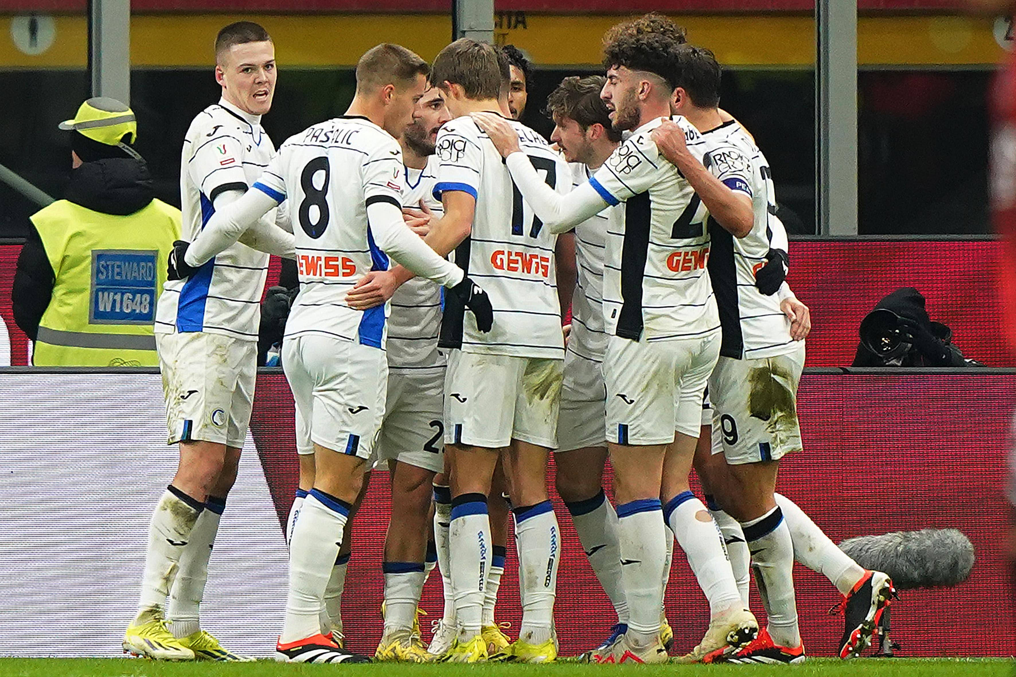 Meia holand&ecirc;s marca dois, Atalanta quebra tabu diante do Milan com virada e vai &agrave; semifinal da Copa It&aacute;lia