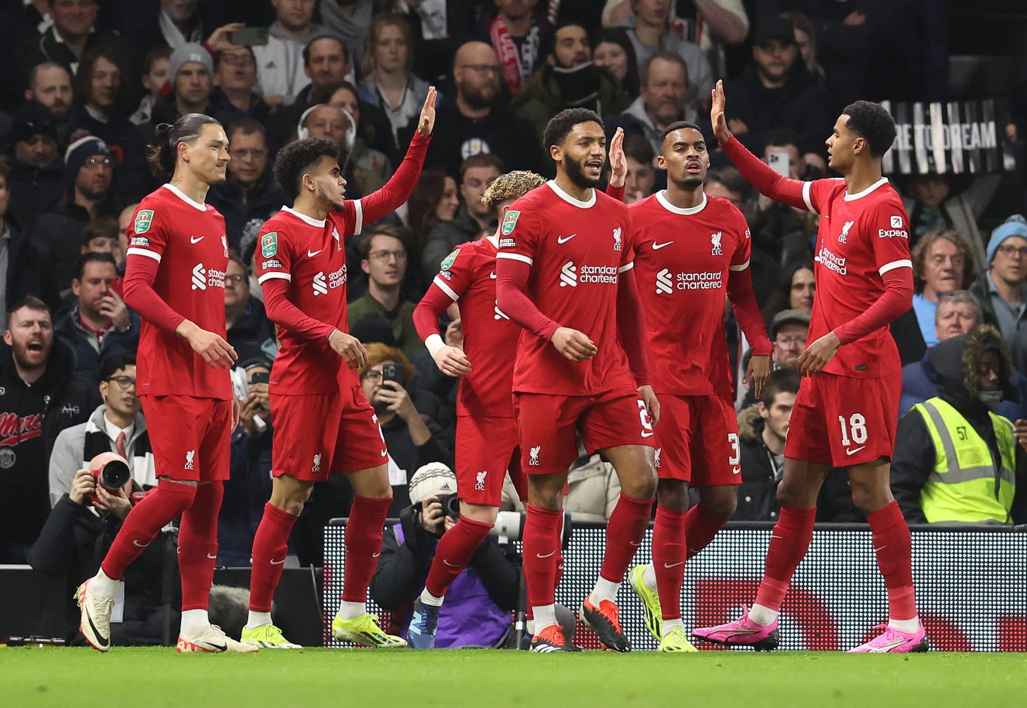 Apesar da press&atilde;o do Fulham, Liverpool segura vantagem e reeditar&aacute; final com o Chelsea na Copa da Liga