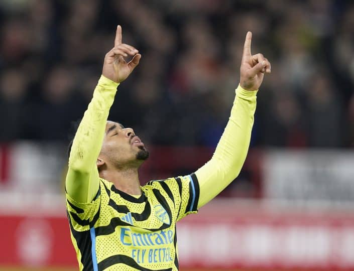 Em noite de Gabriel Jesus, Arsenal vence o Nottingham Forest para colar no líder da Premier League