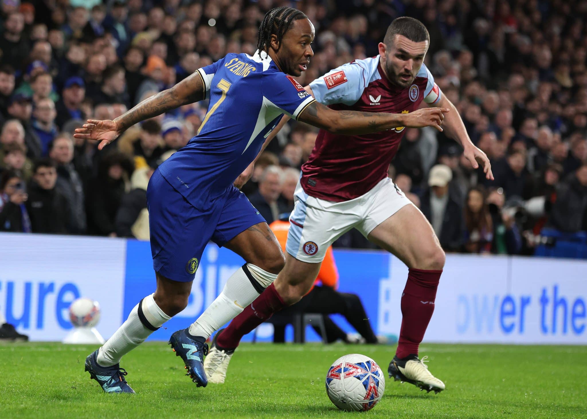 Chelsea e Aston Villa fizeram jogo franco e movimentado, mas o 0 a 0 s&oacute; favorece a equipe de Birmingham