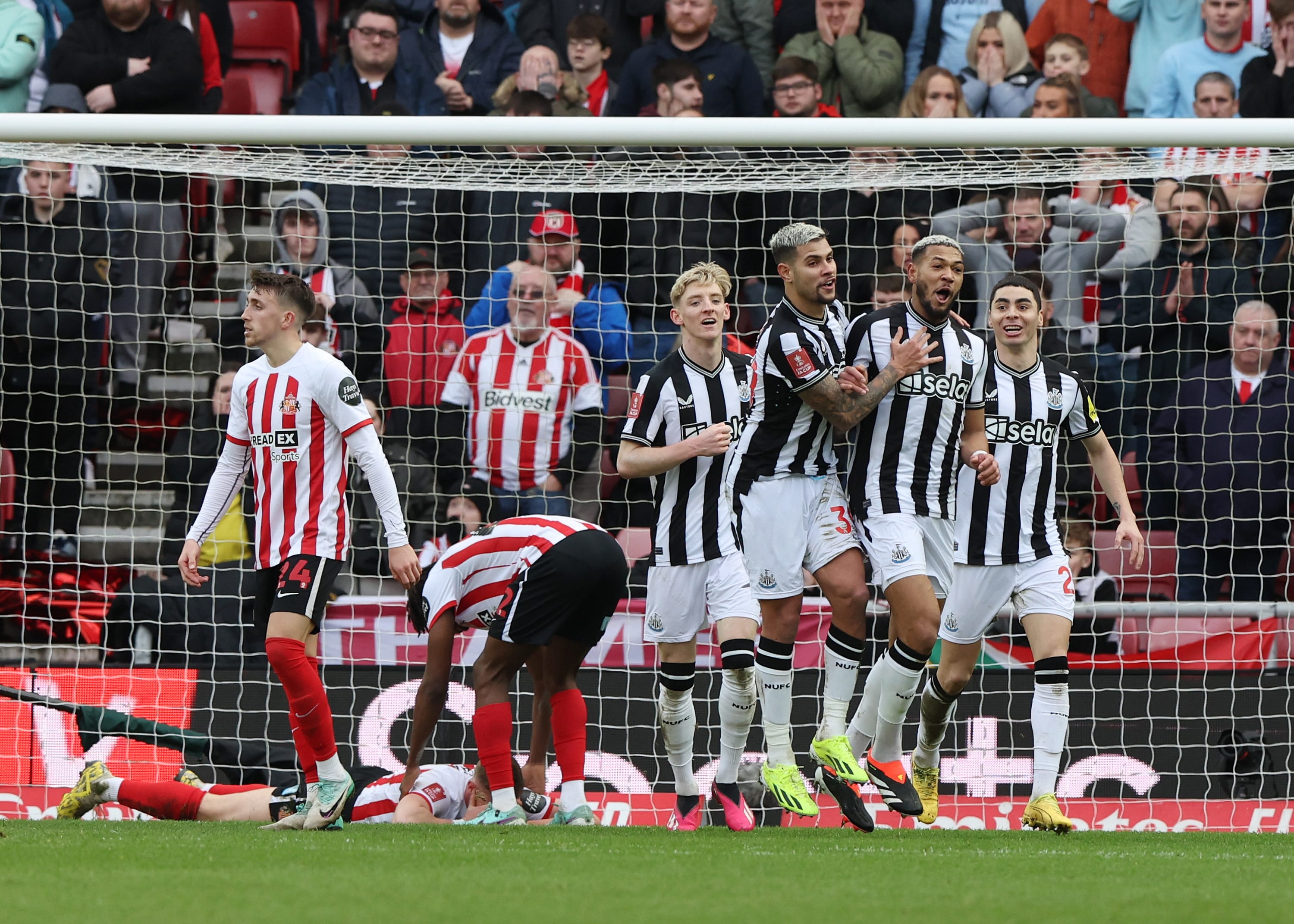No primeiro cl&aacute;ssico ap&oacute;s oito anos, Newcastle n&atilde;o perdoou os erros do rival e eliminou o Sunderland da FA Cup