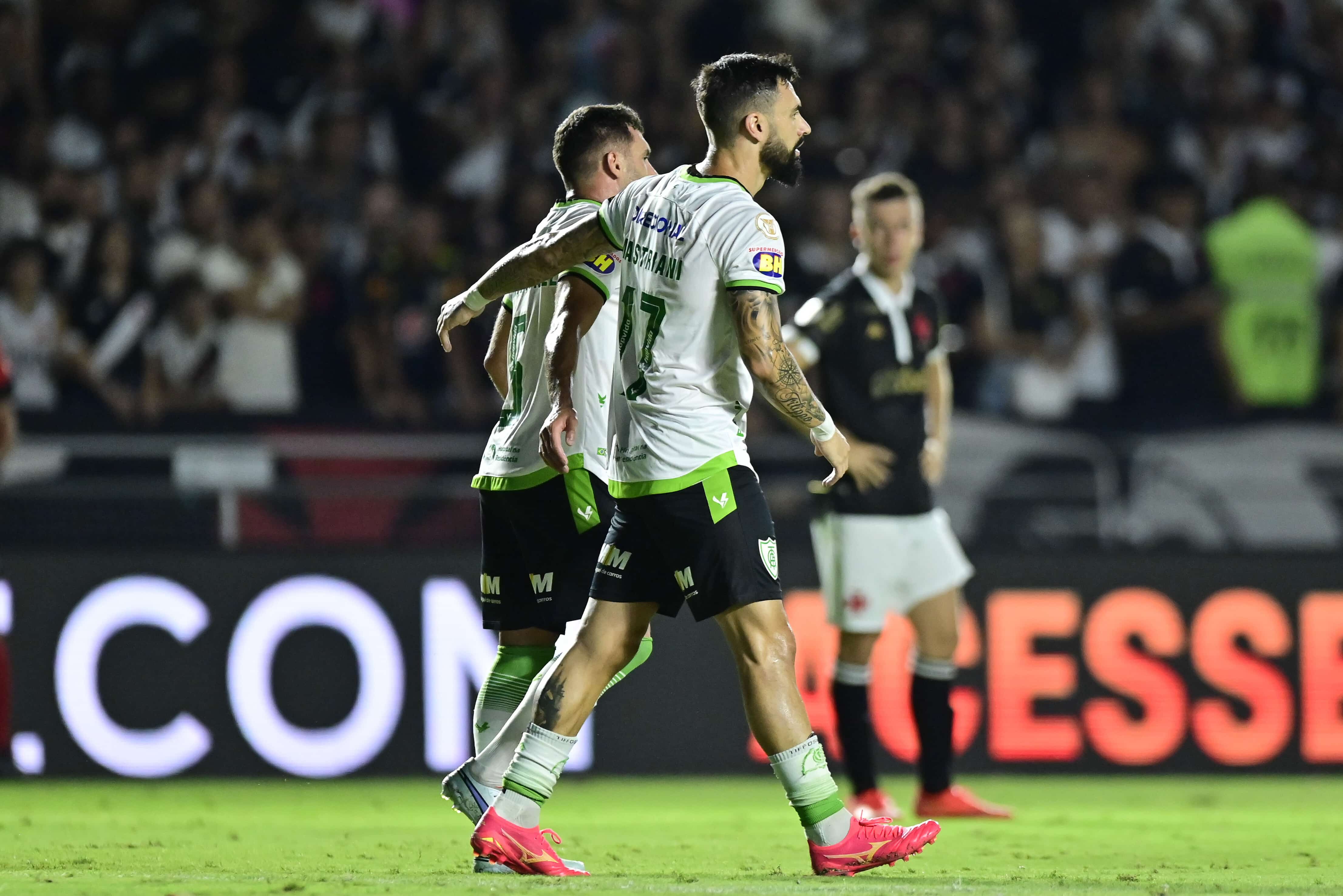 O Am&eacute;rica-MG faz jogo duro e ter&aacute;, pelo menos na reapresenta&ccedil;&atilde;o, Martinez e Mastriani, valorizados no mercado
