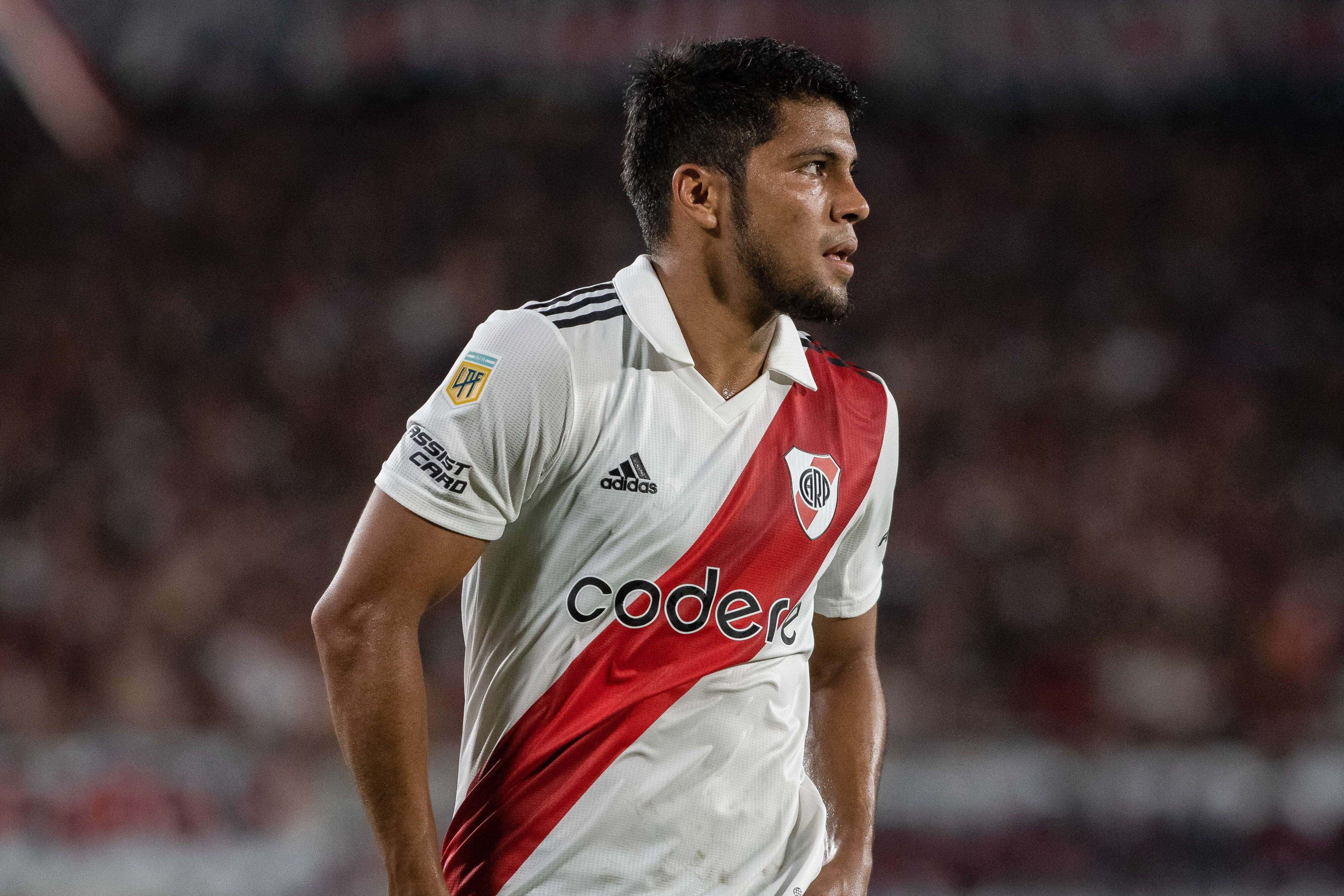 Desejo antigo de Ram&oacute;n Diaz, zagueiro Robert Rojas fica perto do Vasco