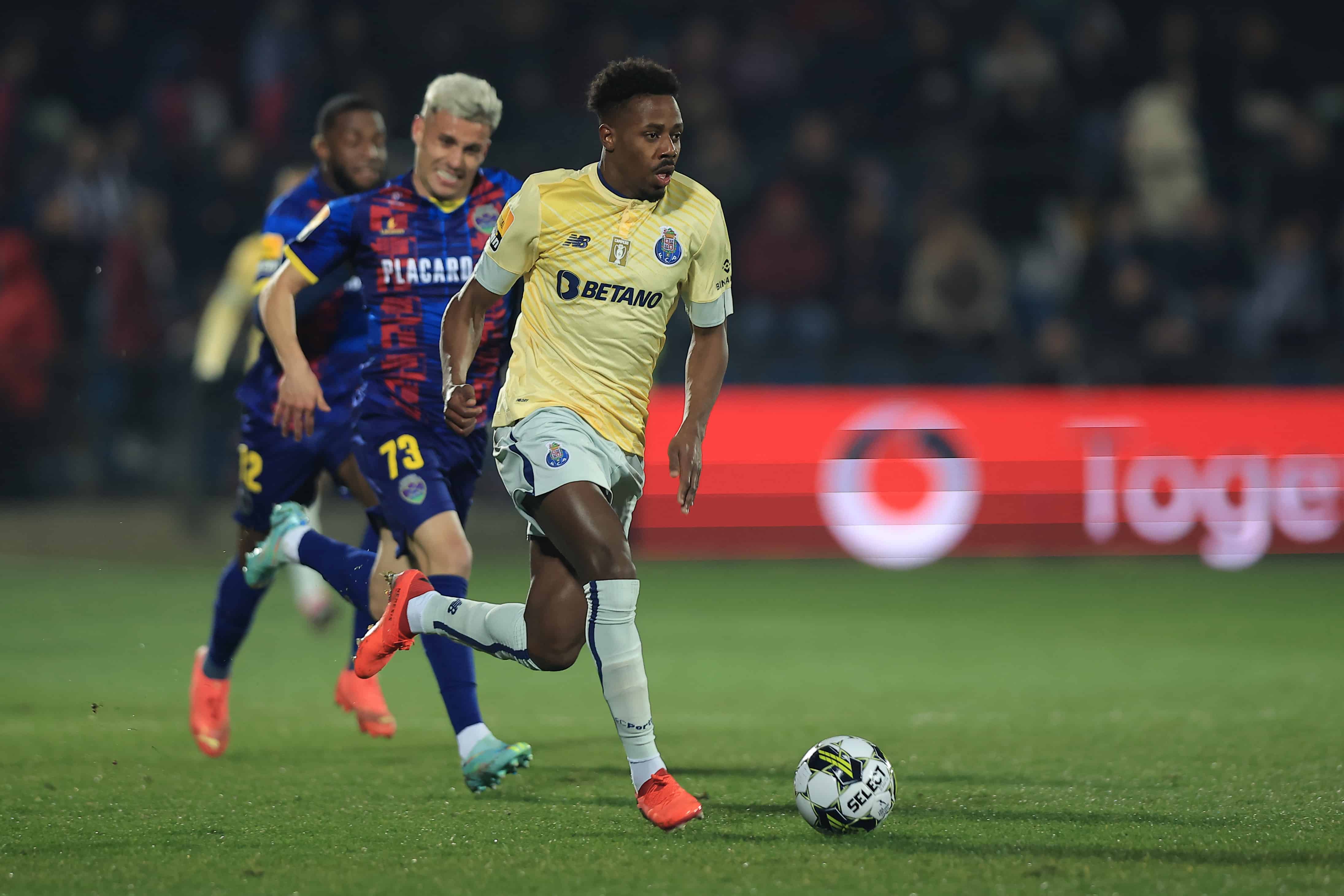 Botafogo anuncia o portugu&ecirc;s Manaf&aacute; e chega a dez estrangeiros no elenco