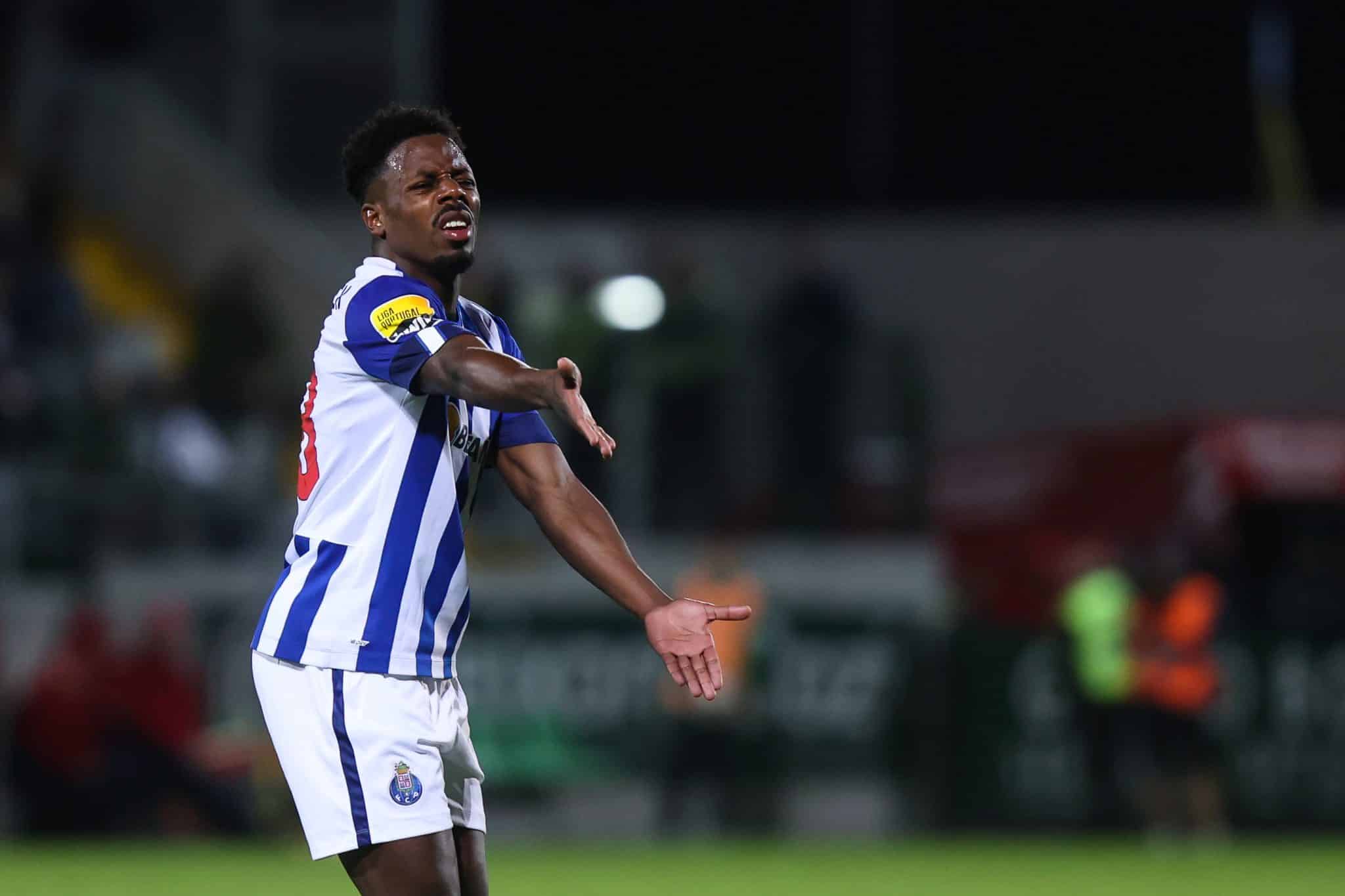 Botafogo pode ficar sem o lateral-direito Manaf&aacute; ap&oacute;s anunciar o jogador como refor&ccedil;o