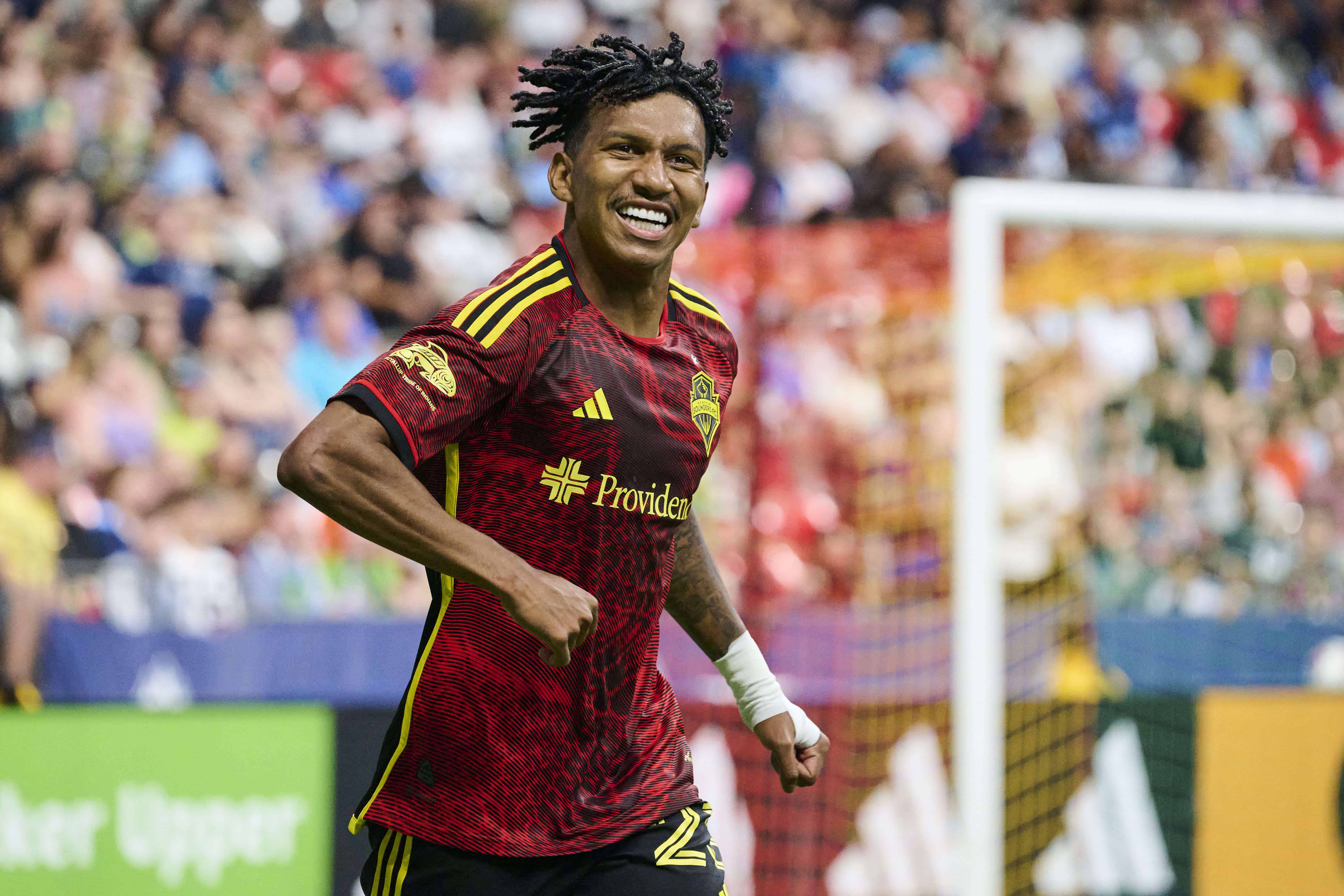 Fluminense se acerta com L&eacute;o Ch&uacute;, aguarda resposta de time da MLS e tem mais alvos no mercado