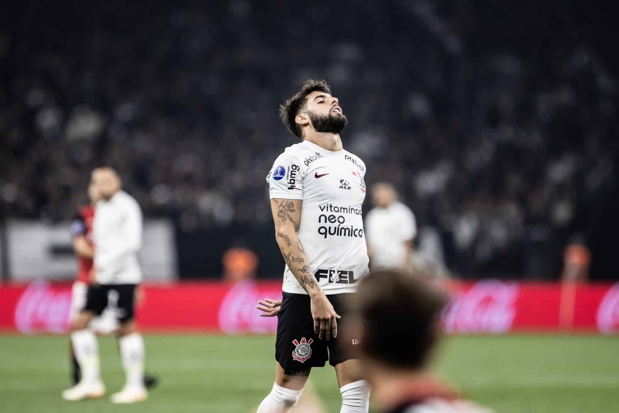 Comemora&ccedil;&atilde;o em substitui&ccedil;&atilde;o de Yuri Alberto refor&ccedil;a rela&ccedil;&atilde;o conturbada entre atacante e torcida do Corinthians