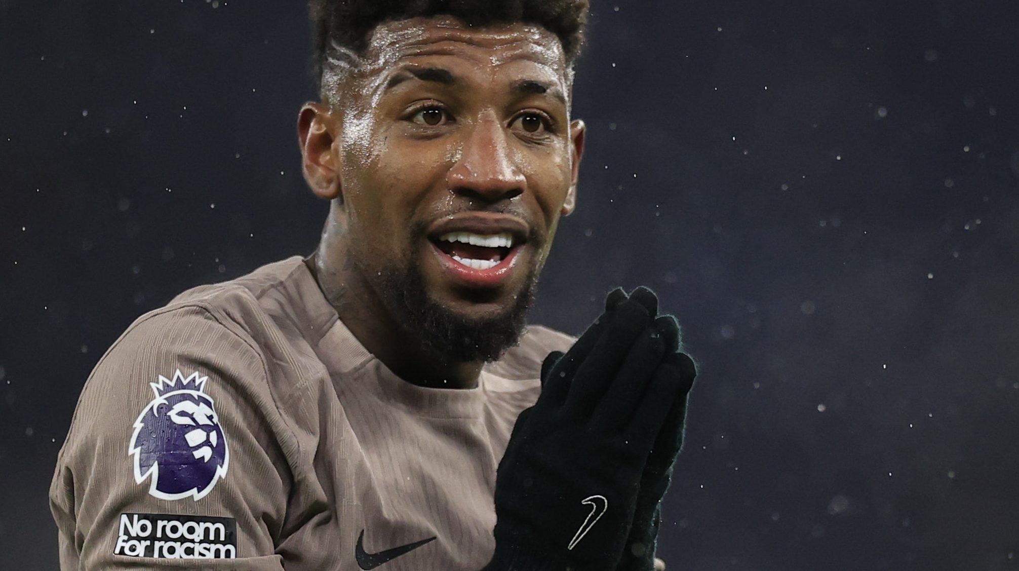 Emerson Royal recebe tr&ecirc;s propostas e considera sa&uacute;de mental antes&nbsp;de&nbsp;escolher