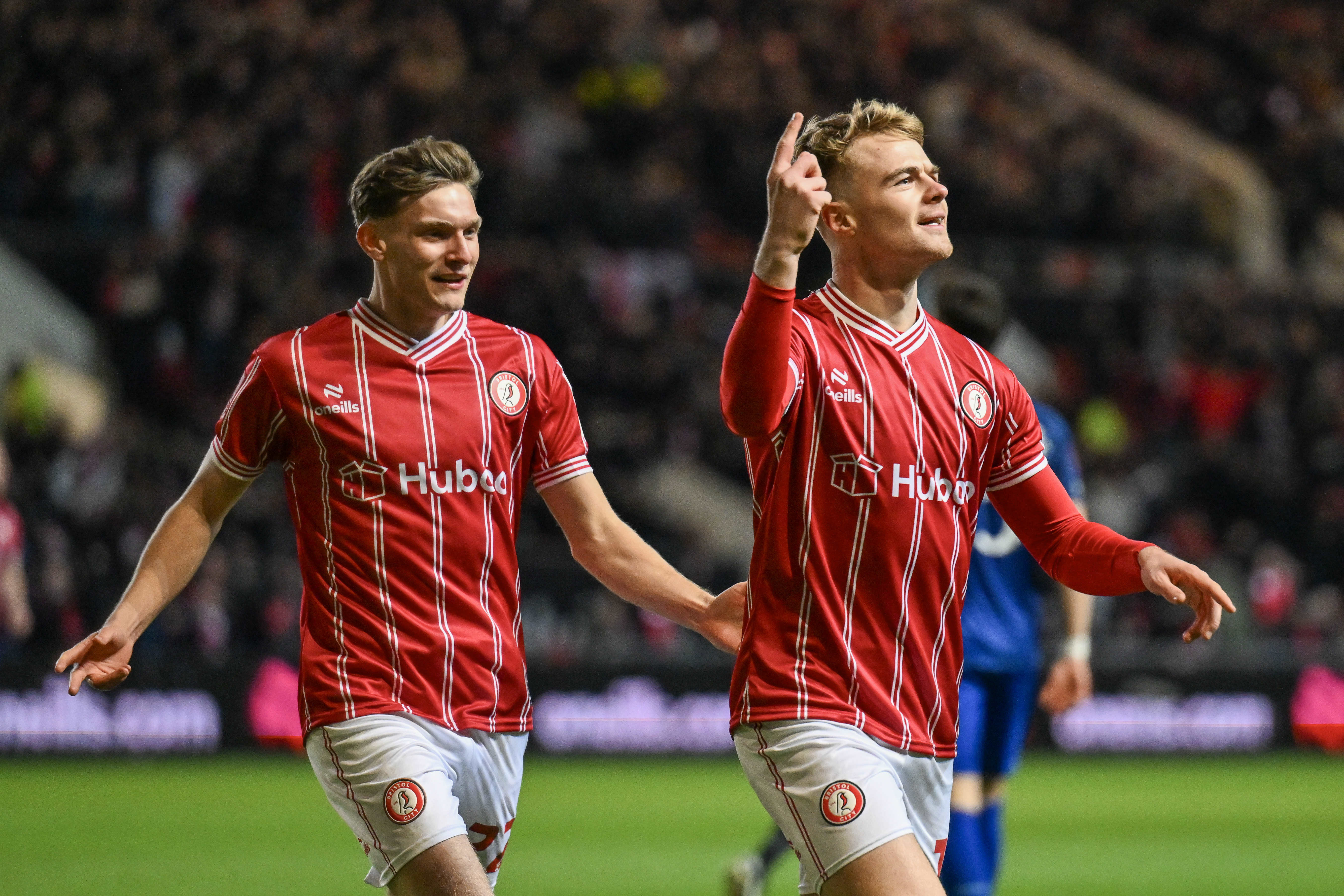 Bristol City aproveita casa cheia, supera press&atilde;o do West Ham e avan&ccedil;a na Copa da Inglaterra