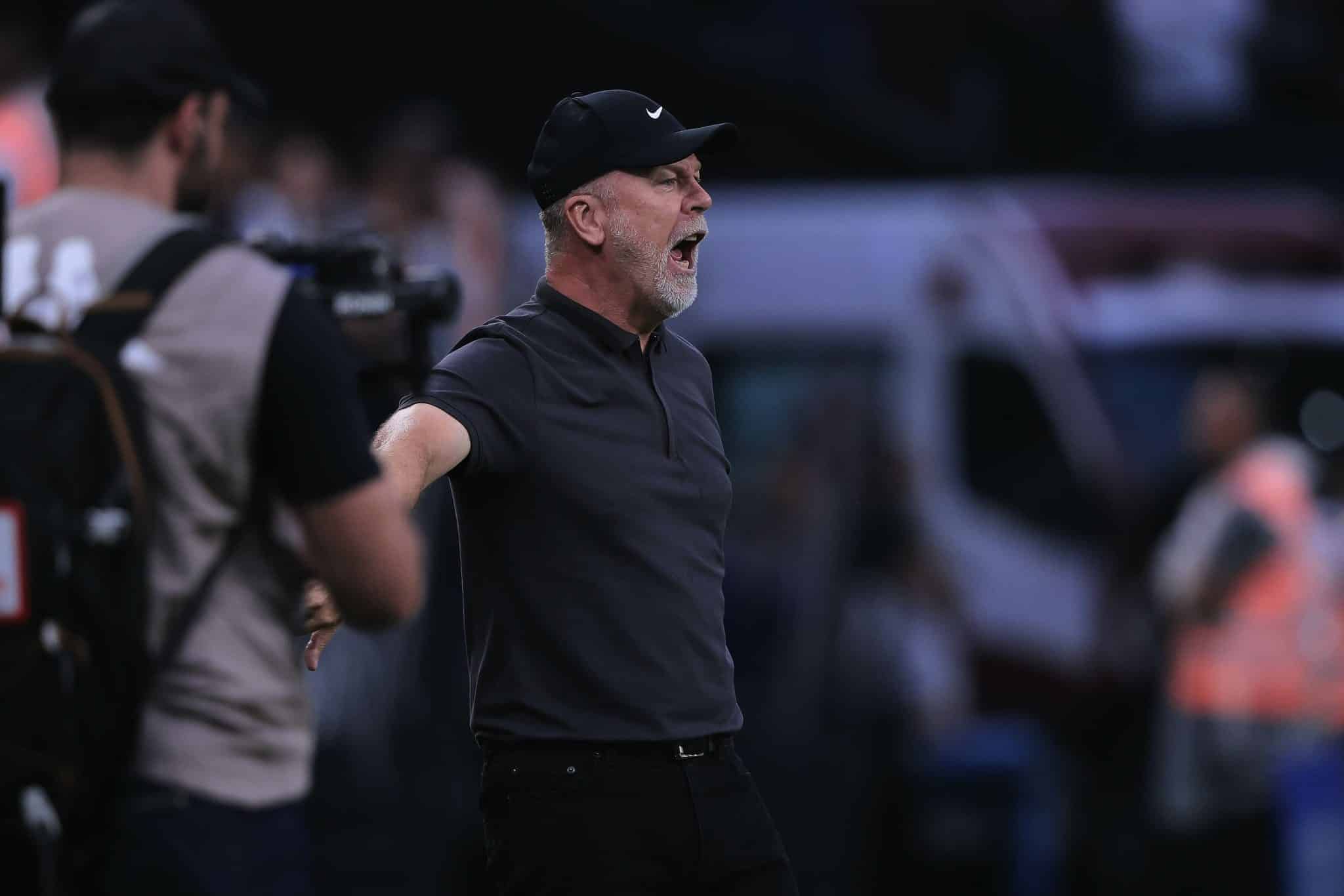 Tens&atilde;o precoce no Corinthians tem responsabilidade da nova diretoria e Mano Menezes n&atilde;o esconde isso