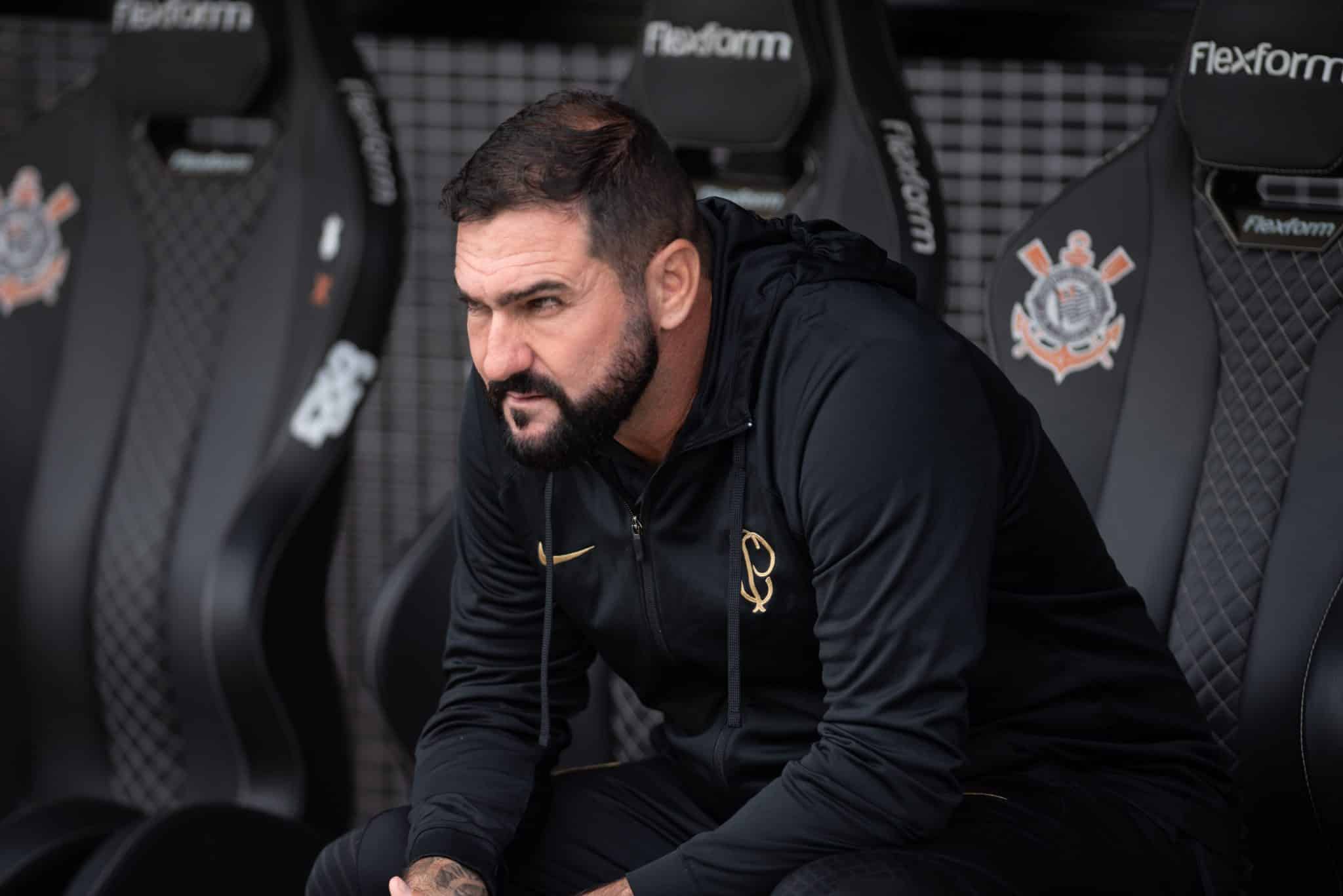 &lsquo;Quem decide &eacute; o presidente&rsquo;: Danilo deixa futuro em aberto e fala da rela&ccedil;&atilde;o com o Corinthians