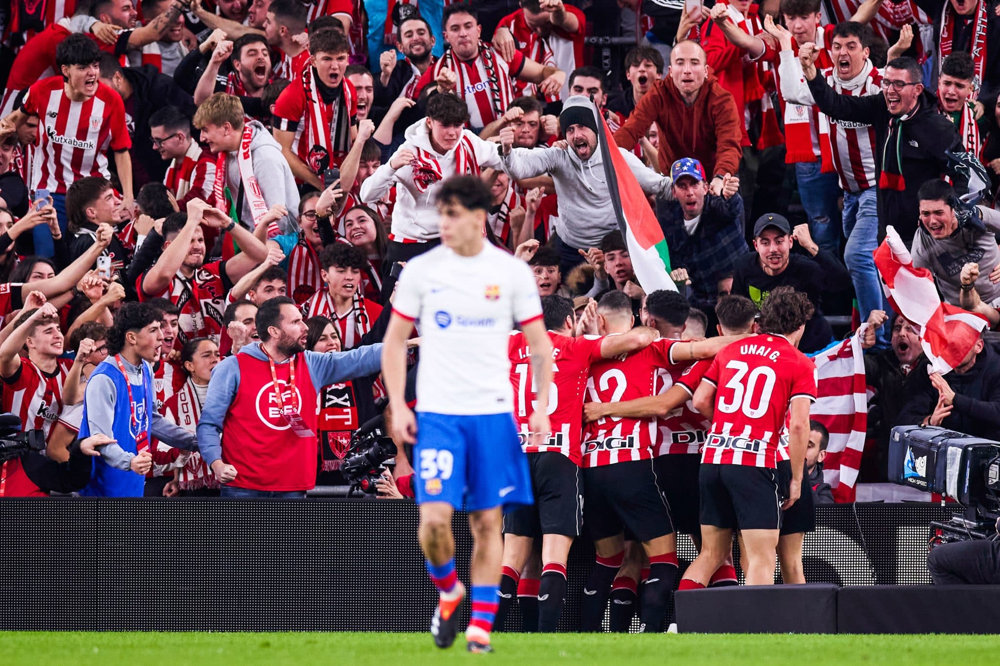 Irm&atilde;os Williams decidem na prorroga&ccedil;&atilde;o, Athletic elimina o Barcelona e vai &agrave; semifinal da Copa do Rei