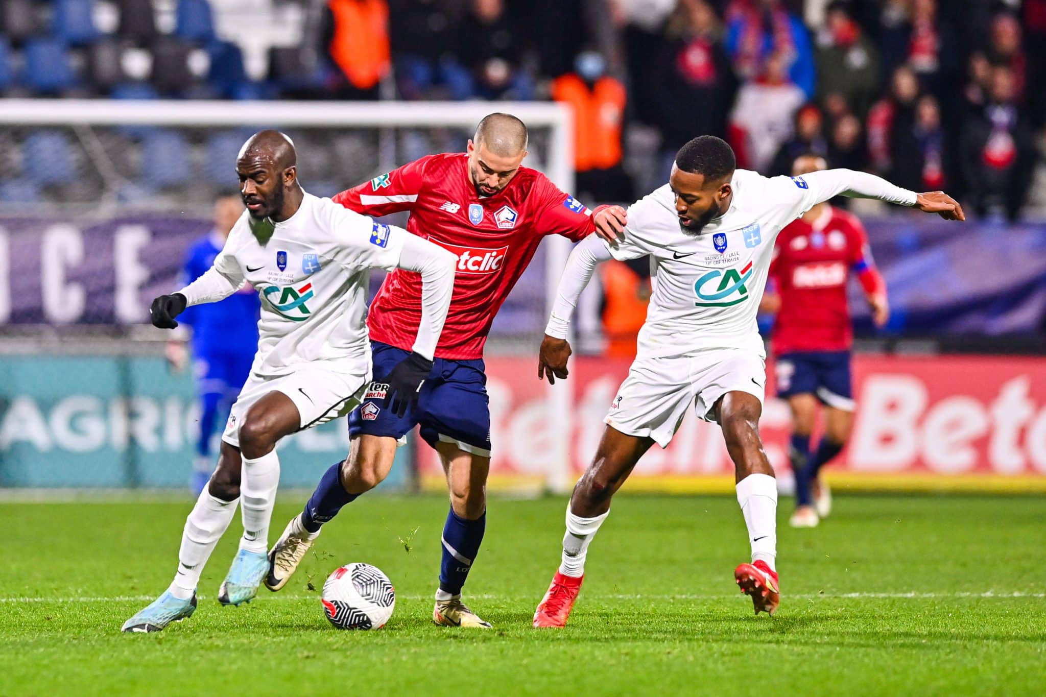 &lsquo;Ele imitou o bigode do Hitler&rsquo;: relatos escancaram racismo em jogo do Lille