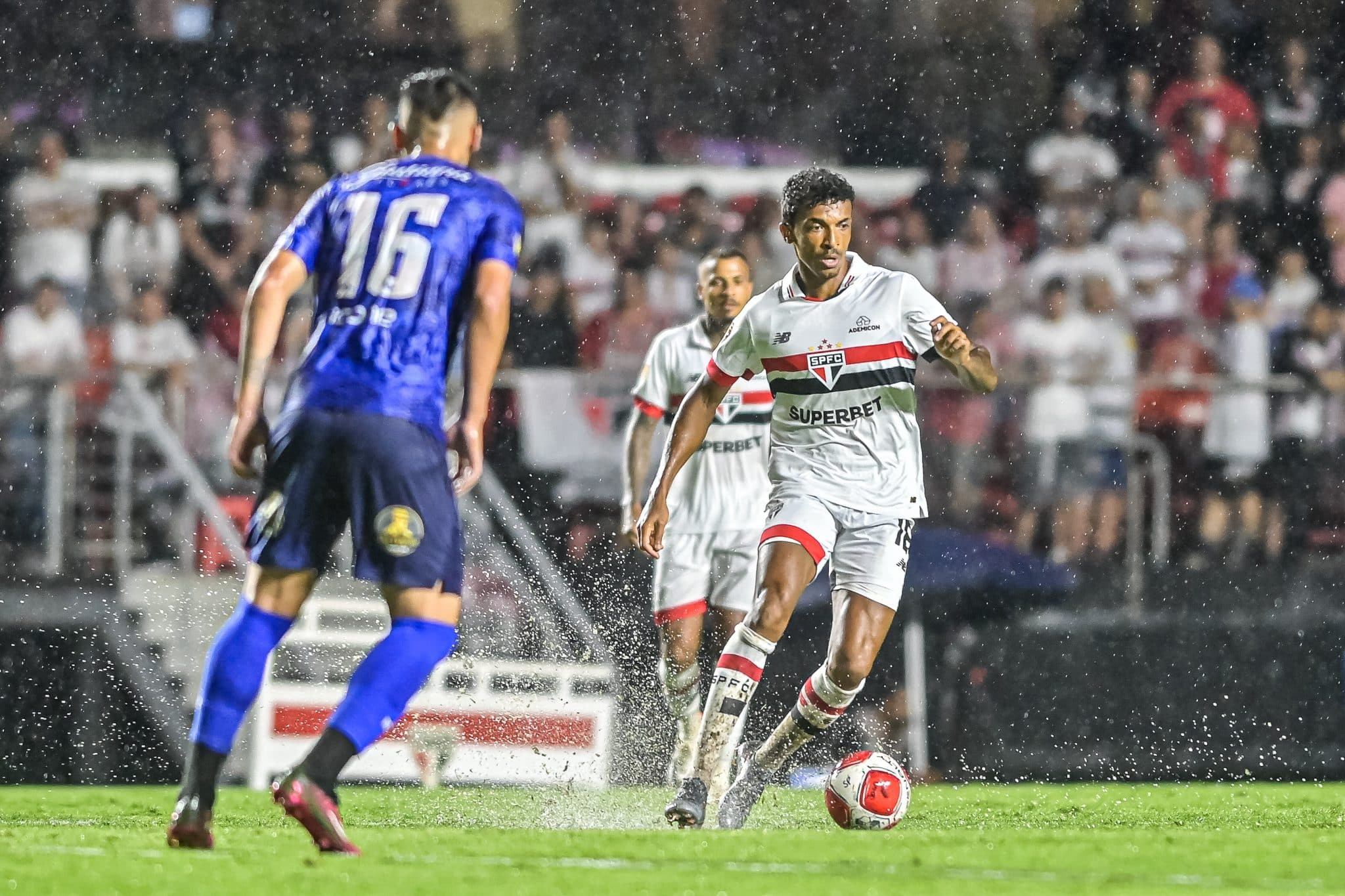 &lsquo;Estou bem, o problema &eacute; ritmo de jogo&rsquo;: Luiz Gustavo &eacute; apresentado ao S&atilde;o Paulo e fala real sobre sua situa&ccedil;&atilde;o