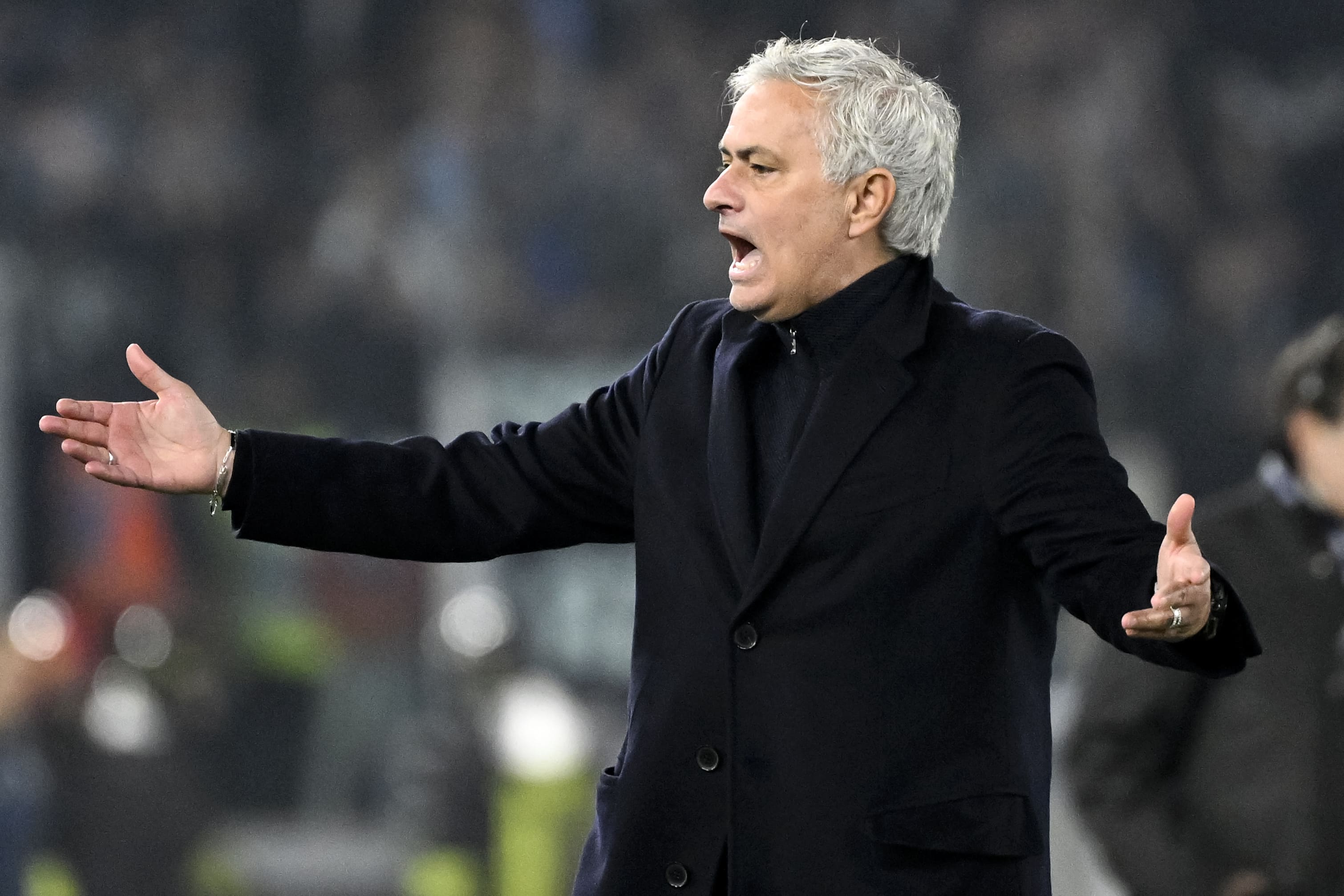 Derrota no d&eacute;rbi italiano traz &agrave; tona ambiente conturbado na Roma; Mourinho deve continuar?