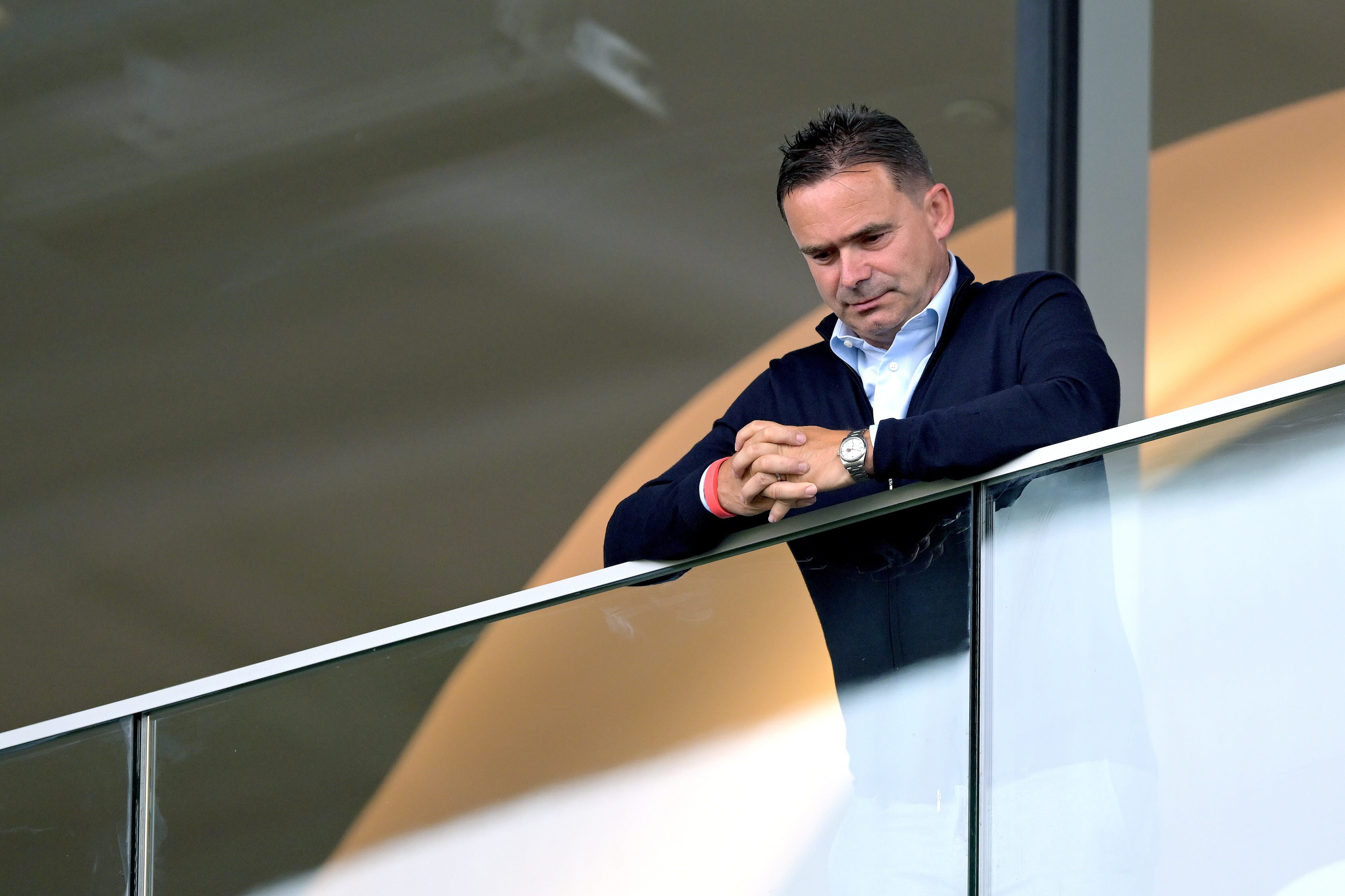 Marc Overmars &eacute; banido do futebol por comportamento sexual inadequado
