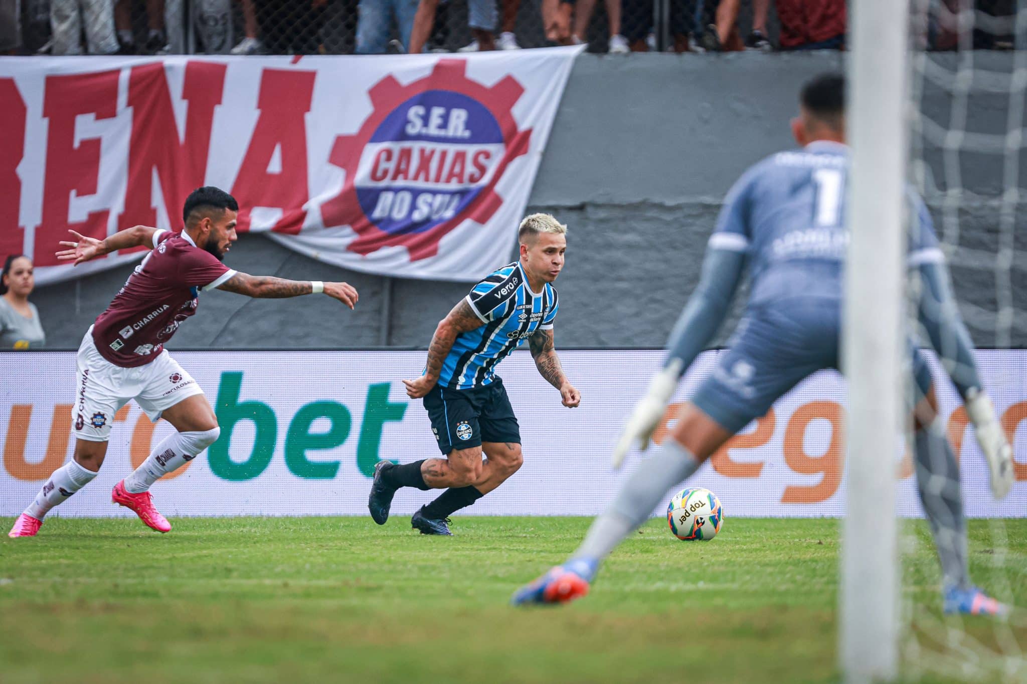 Liso e habilidoso, Soteldo mostra credenciais em estreia pelo Gr&ecirc;mio