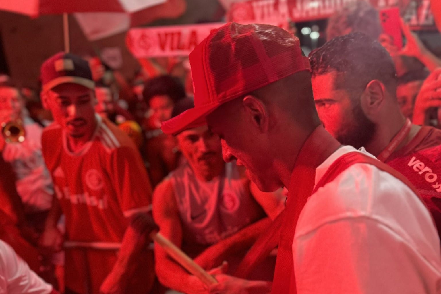 Recep&ccedil;&atilde;o calorosa a Robert Renan ilustra a empolga&ccedil;&atilde;o da torcida do Internacional para 2024