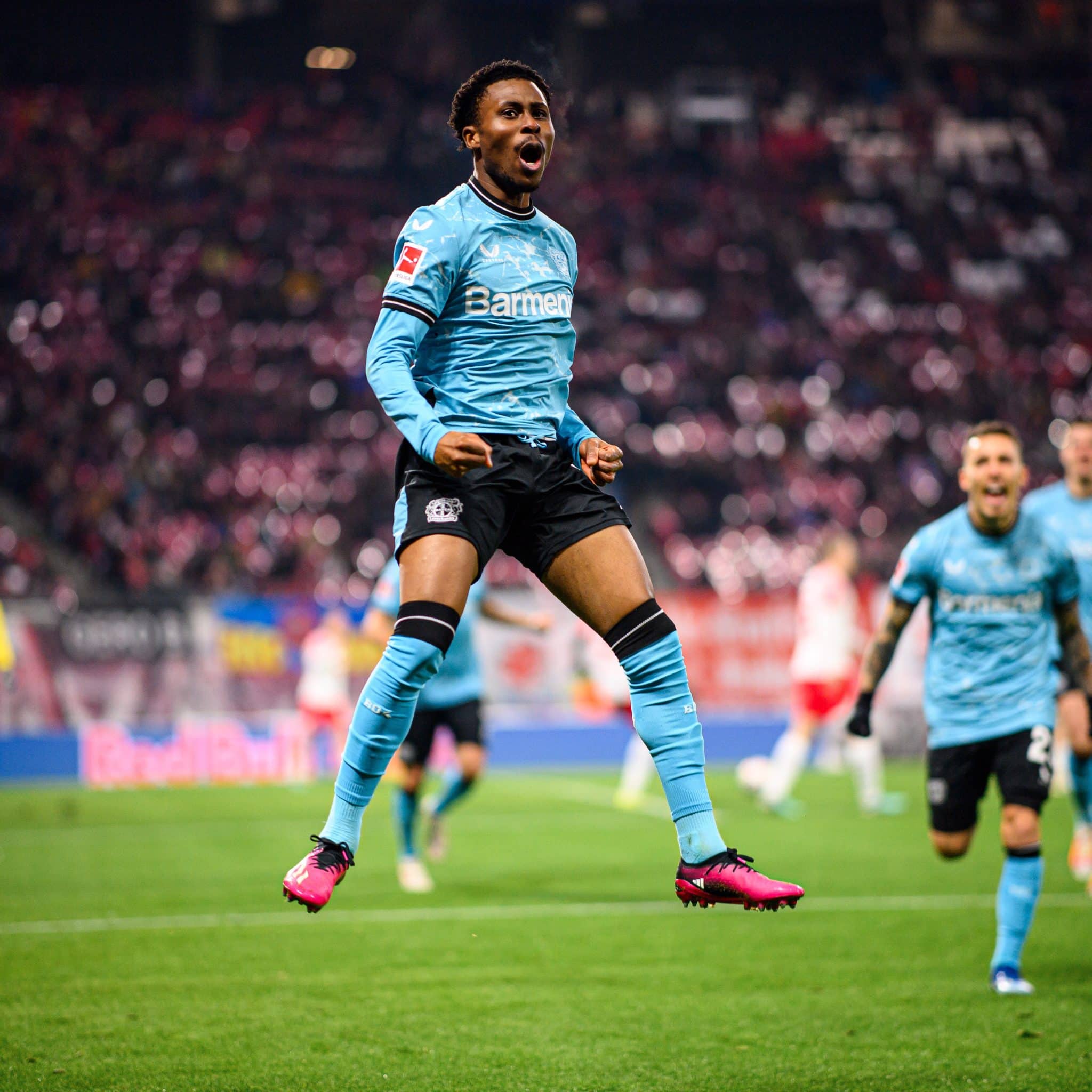 Leverkusen massacra no segundo tempo, vence o Leipzig fora de casa e lidera com sobras a Bundesliga