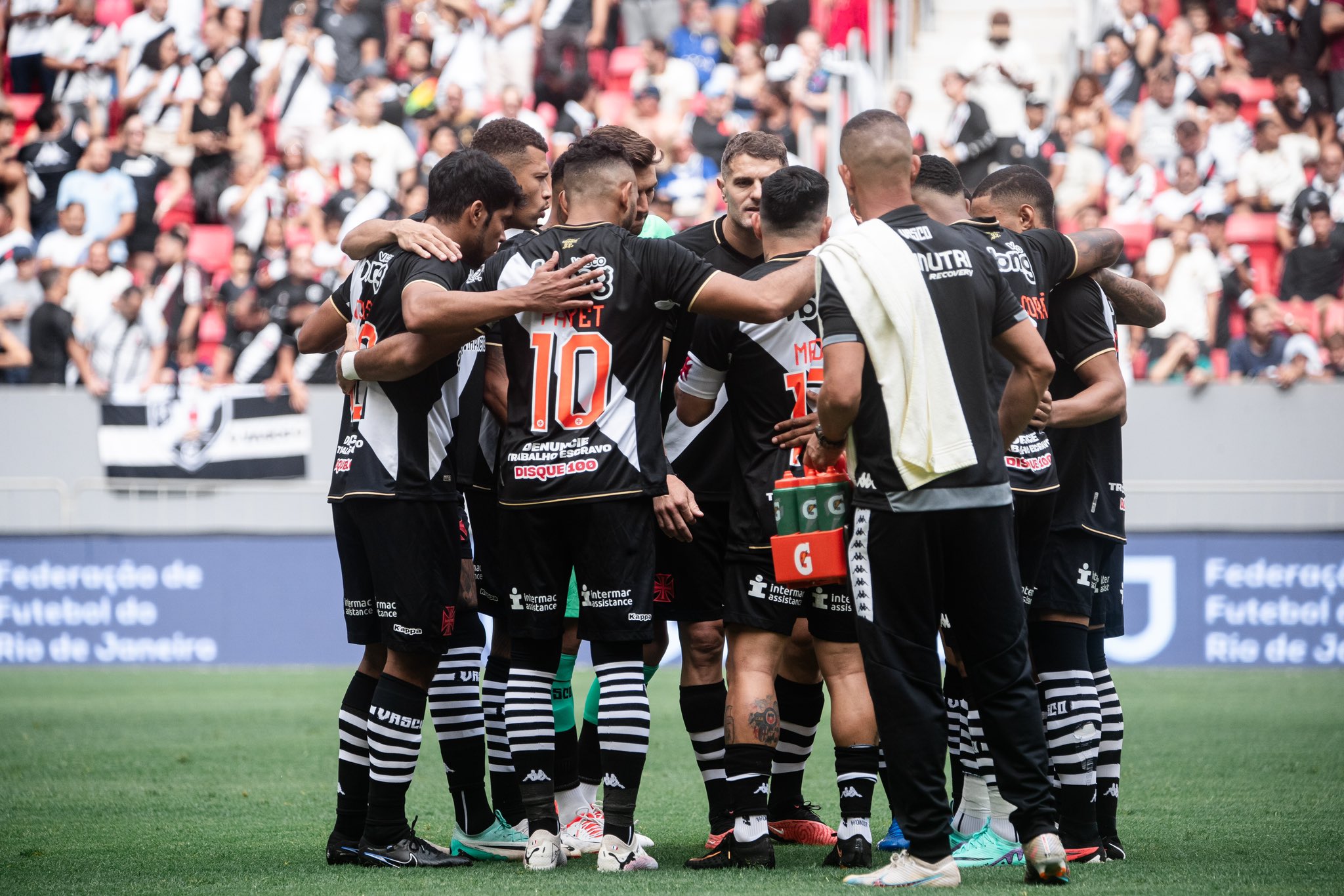 Com dois gols nos acr&eacute;scimos, titulares do Vasco ficam apenas no empate com o Bangu, pelo Carioca