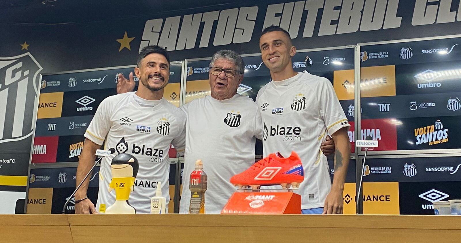 Apresentado no Santos, Willian comenta pol&ecirc;mica com Scarpa: &lsquo;Constrangimento muito grande&rsquo;