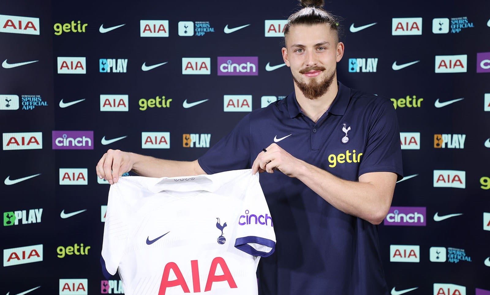 Alto, forte, t&eacute;cnico e muito mais: o que esperar de Radu Dragusin, o novo zagueiro do Tottenham?