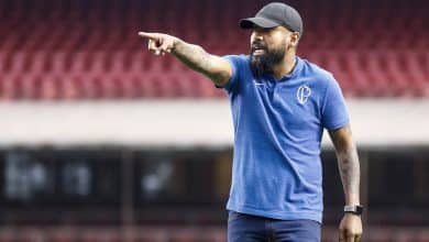 Ex-t&eacute;cnico do Corinthians &eacute; expulso de restaurante na Bahia e sugere racismo; estabelecimento rebate vers&atilde;o