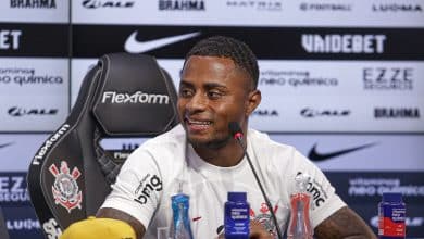 Corinthians descarta volante, confirma novo refor&ccedil;o e apresenta gringo: Augusto segue&nbsp;a&nbsp;todo&nbsp;vapor