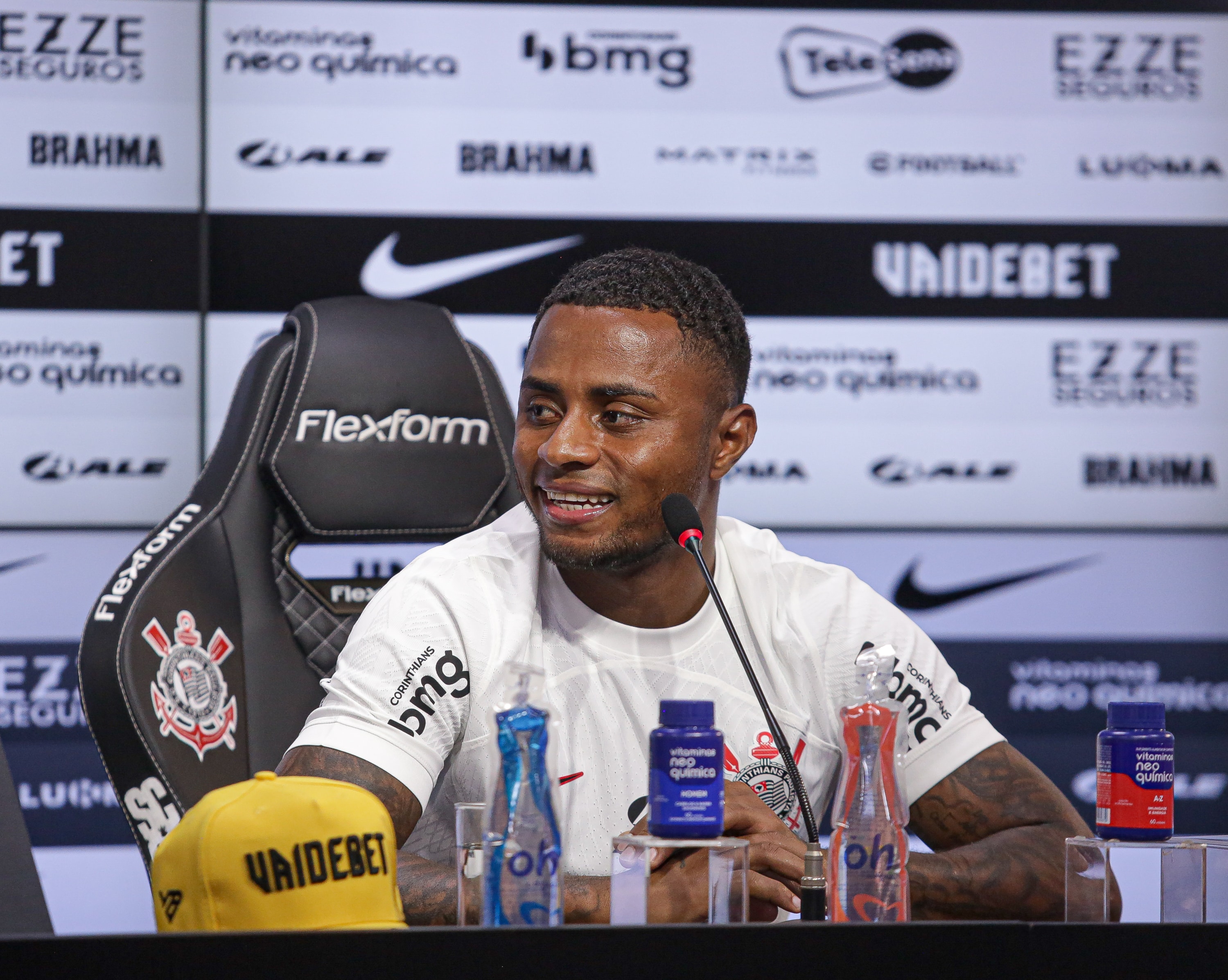 Corinthians descarta volante, confirma novo refor&ccedil;o e apresenta gringo: Augusto segue&nbsp;a&nbsp;todo&nbsp;vapor