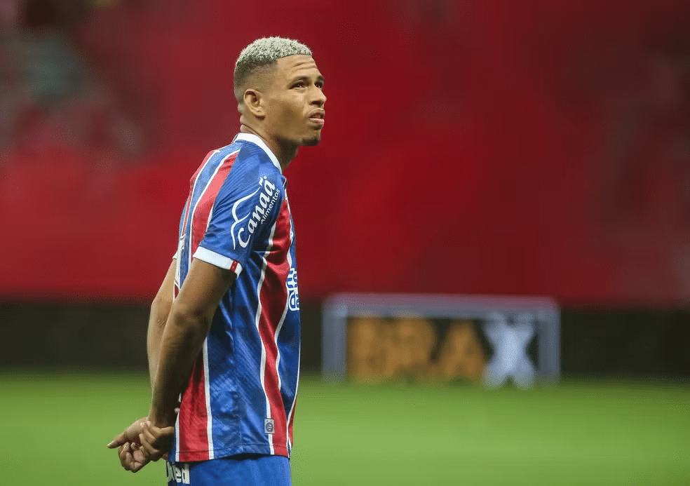 Vaias da torcida do Bahia pesam em Diego Rosa, que recebe apoio psicol&oacute;gico ap&oacute;s falar em desistir do futebol