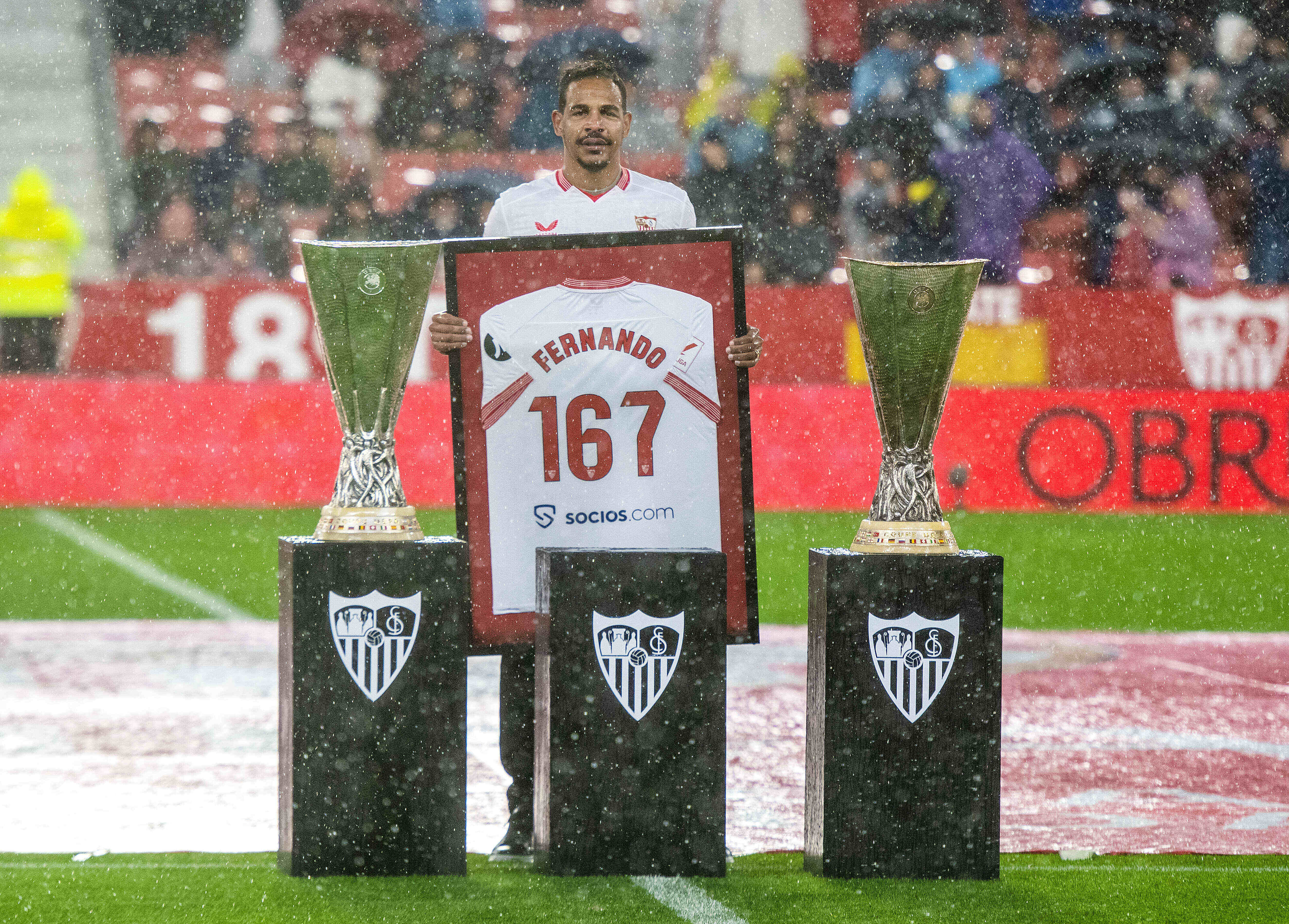 Despedida com homenagem do Sevilla aproxima Fernando de an&uacute;ncio no Internacional