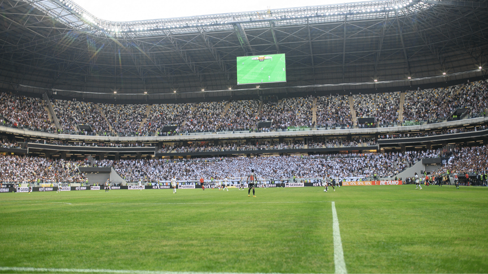 Ap&oacute;s problemas, melhorias e aval ao sint&eacute;tico, Atl&eacute;tico-MG vai manter gramado natural na Arena MRV