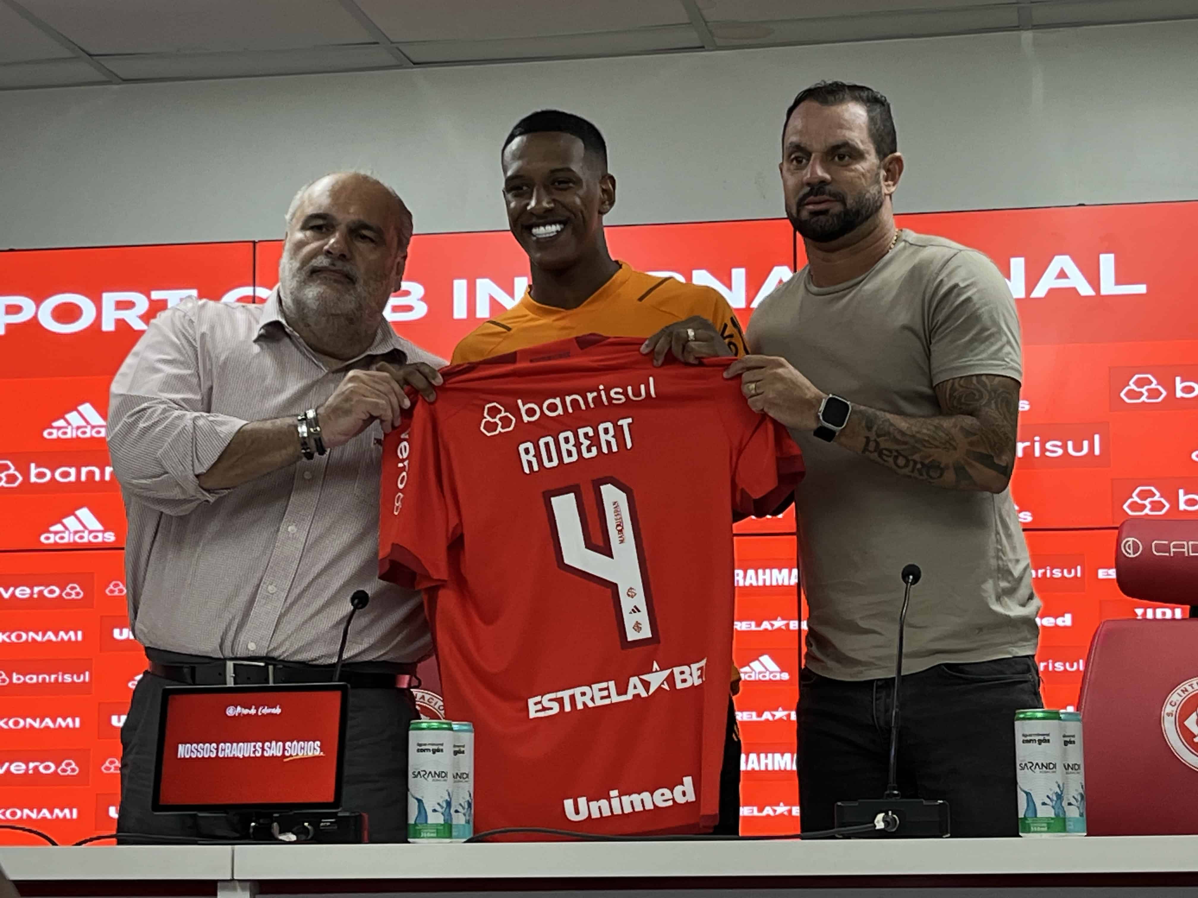 Robert Renan &eacute; apresentado no Internacional e diz que volta para o Brasil &lsquo;n&atilde;o &eacute; retrocesso&rsquo;