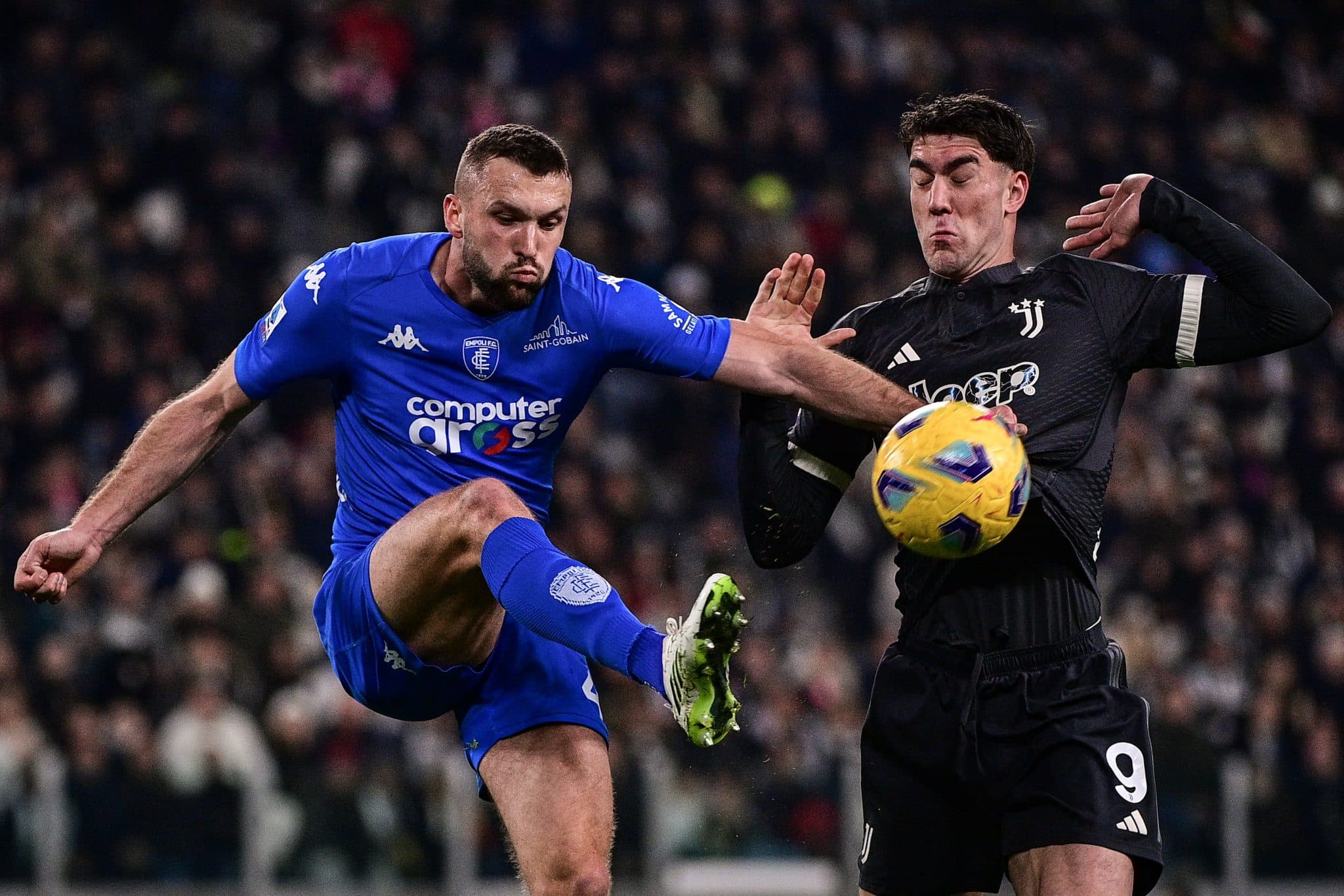 Vlahovic at&eacute; tentou salvar Milik (expulso), mas o Empoli foi valente e arrancou empate contra a Juventus