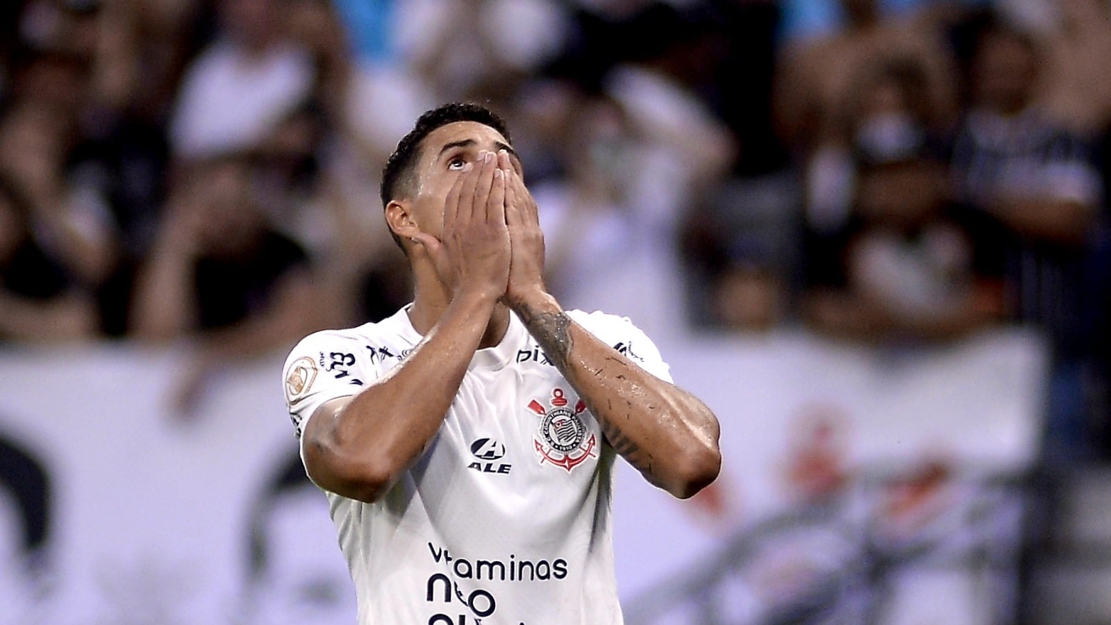 Corinthians fica s&oacute; no acordo verbal, e v&ecirc; Lucas Ver&iacute;ssimo deixar time na v&eacute;spera de estreia em 2024