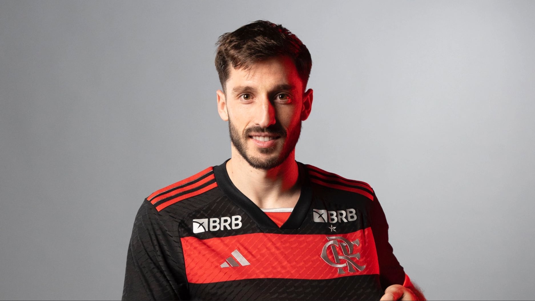 Vi&ntilde;a &eacute; anunciado pelo Flamengo, mas estreia fica a crit&eacute;rio do departamento m&eacute;dico