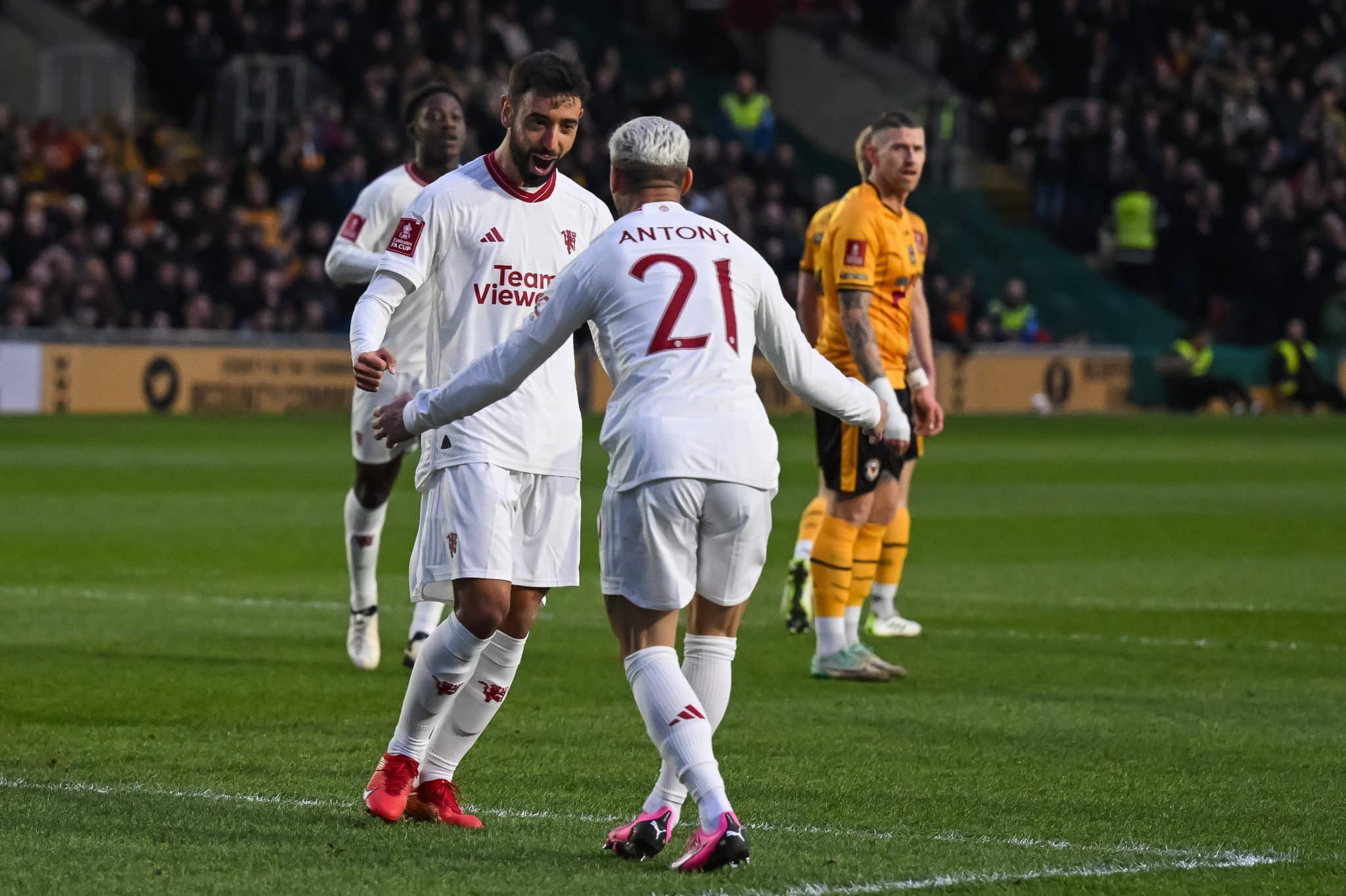 United sofre contra time da 4&ordf; divis&atilde;o, mas questionados Antony e H&oslash;jlund desencantam e Red Devils avan&ccedil;am