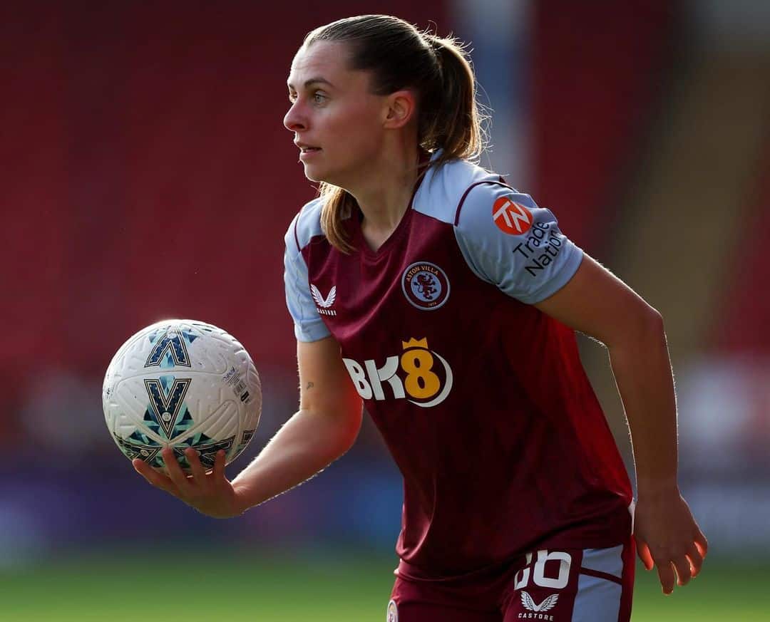 Aston Villa &eacute; punido com perda de pontos por escalar jogadora irregular, e Manchester United &eacute; eliminado da Copa Continental