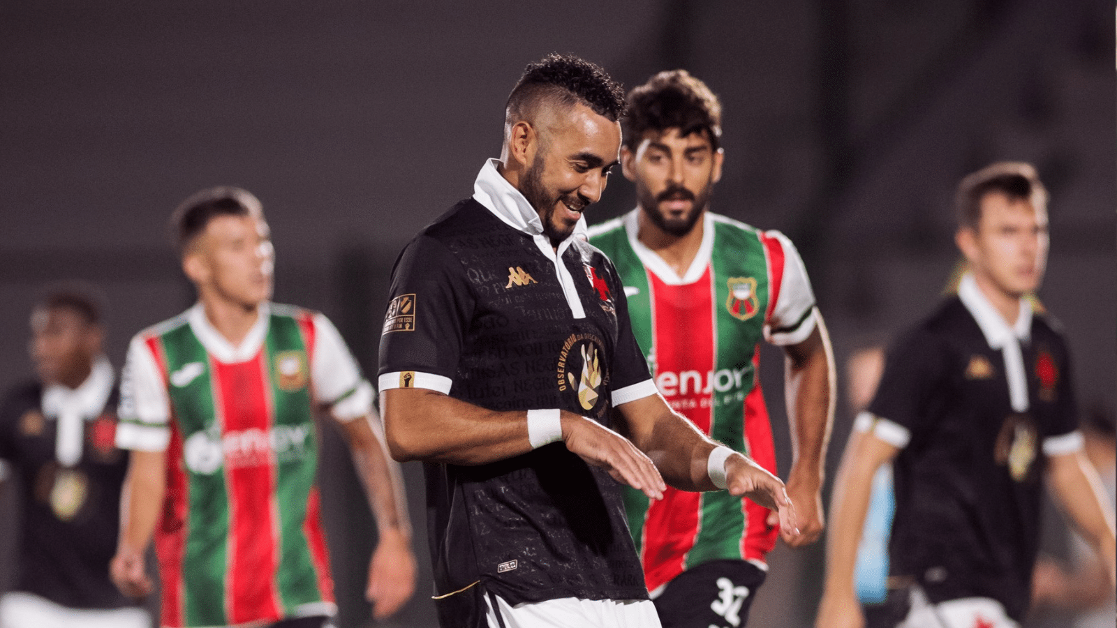 Com belo gol de Payet, Vasco supera o time e o p&eacute;ssimo gramado do Deportivo Maldonado no Uruguai