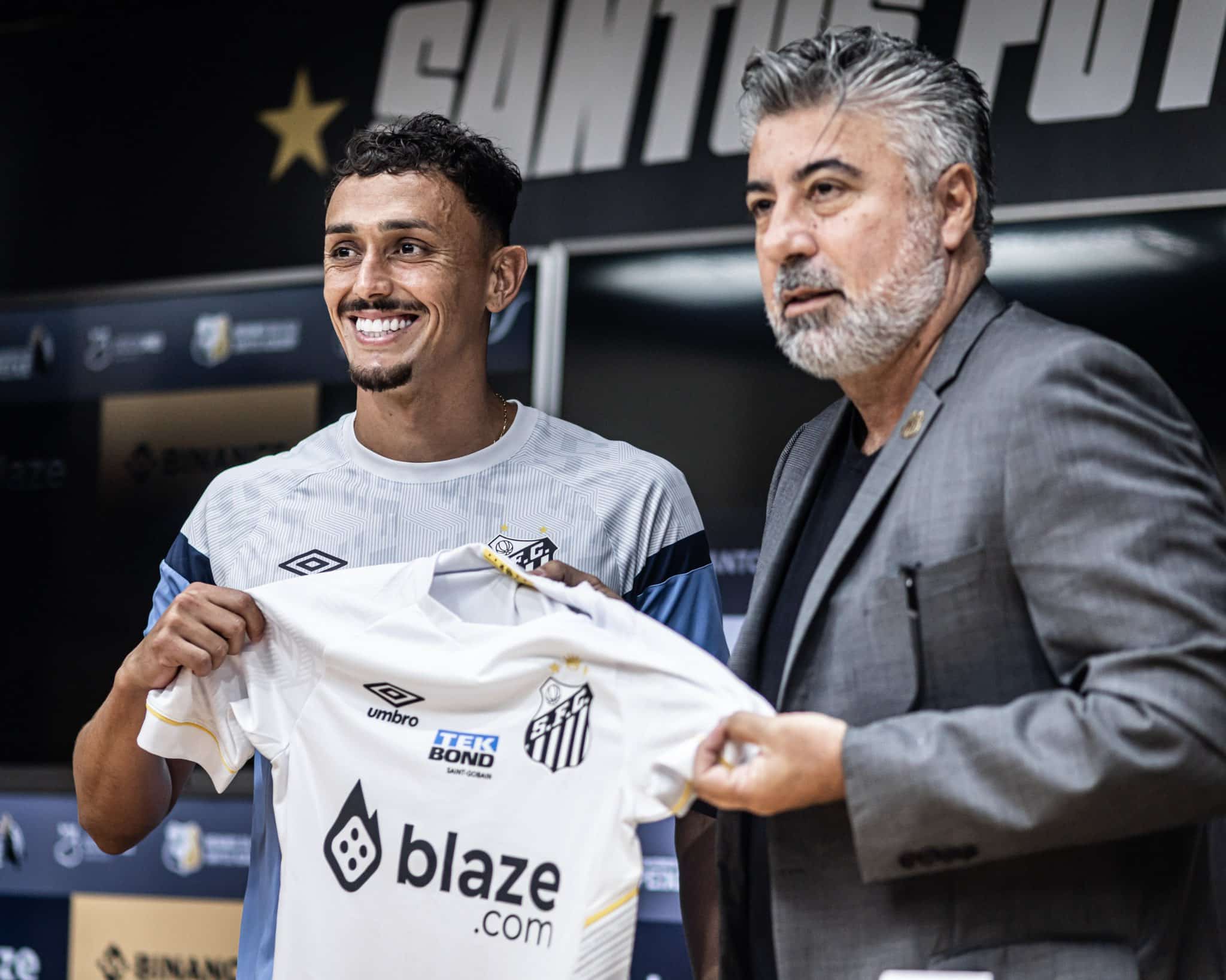 Apresentado, Diego Pituca n&atilde;o foge de suas responsabilidades no Santos e recebe at&eacute; homenagem