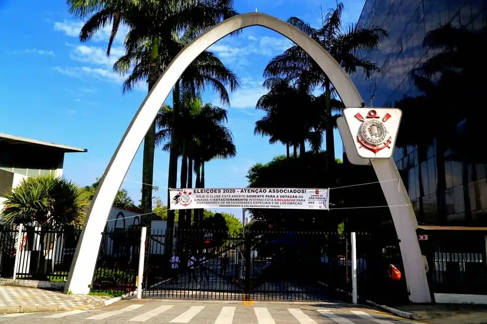 Varredura encontra equipamentos de espionagem escondidos na sala da presid&ecirc;ncia do Corinthians