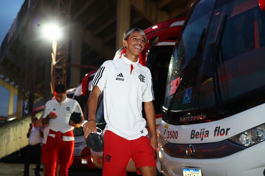 O Flamengo mais uma vez levou susto no fim, mas bateu o S&atilde;o Bento e encaminhou vaga no mata-mata da Copinha