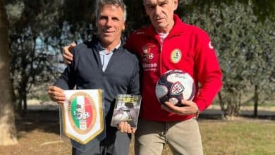 Gianfranco Zola encontra homem que tentou sequestr&aacute;-lo h&aacute; 30 anos e&hellip; o abra&ccedil;a!