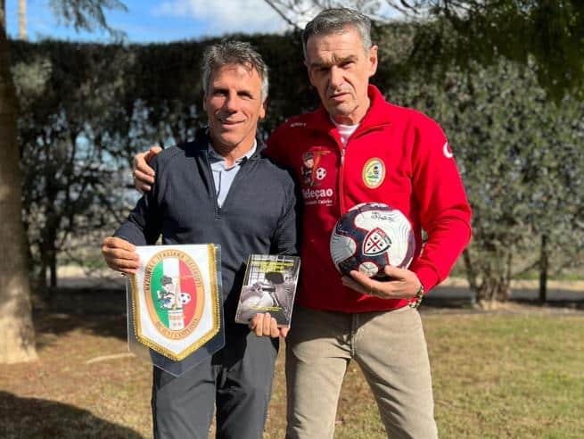 Gianfranco Zola encontra homem que tentou sequestr&aacute;-lo h&aacute; 30 anos e&hellip; o abra&ccedil;a!