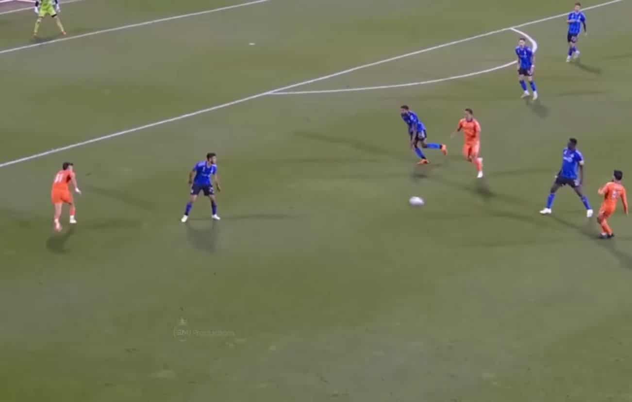 Mais uma vez Barreal se aproveita de espa&ccedil;o nas costas da defesa advers&aacute;ria para ser lan&ccedil;ado em &oacute;timas condi&ccedil;&otilde;es para definir o lance