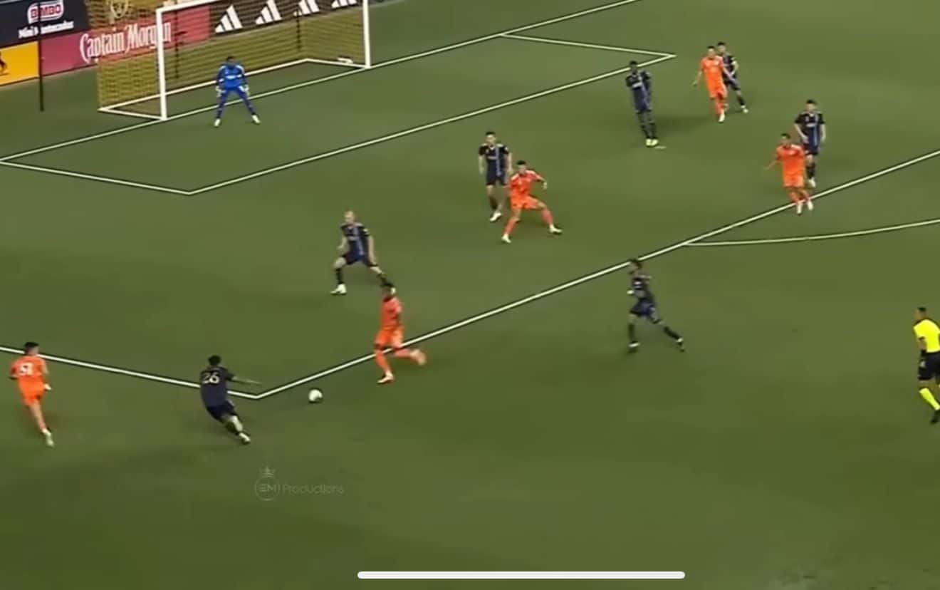 &Aacute;lvaro Barreal tabela com companheiro e j&aacute; se projeta para receber a bola em profundidade